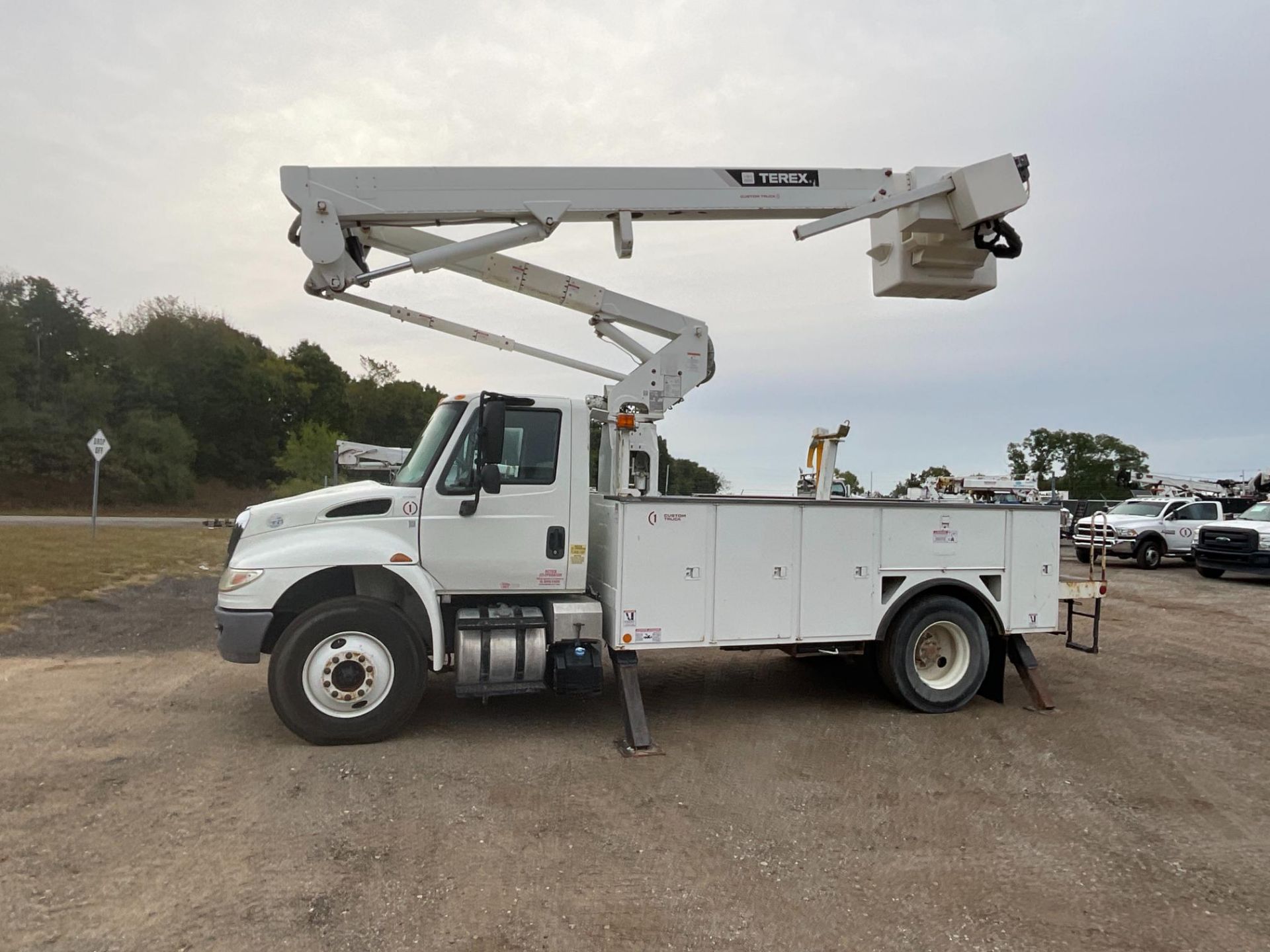 Offsite 2015 International 4300 Bucket Truck - Image 2 of 38