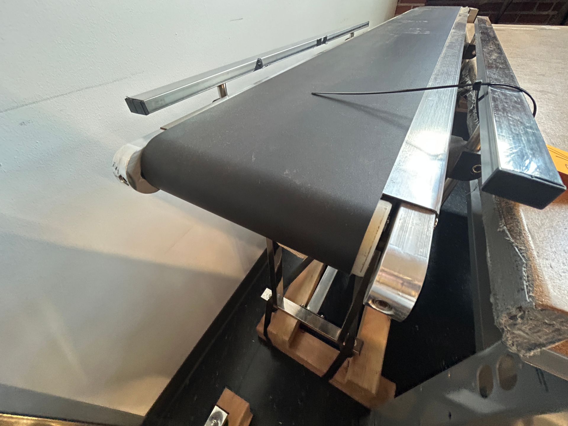 Vevor Mdl ITC Adjustable, 12 Inch Wide x 56 Inch Long Flat Belt Conveyor With Variable Speed - Image 2 of 4