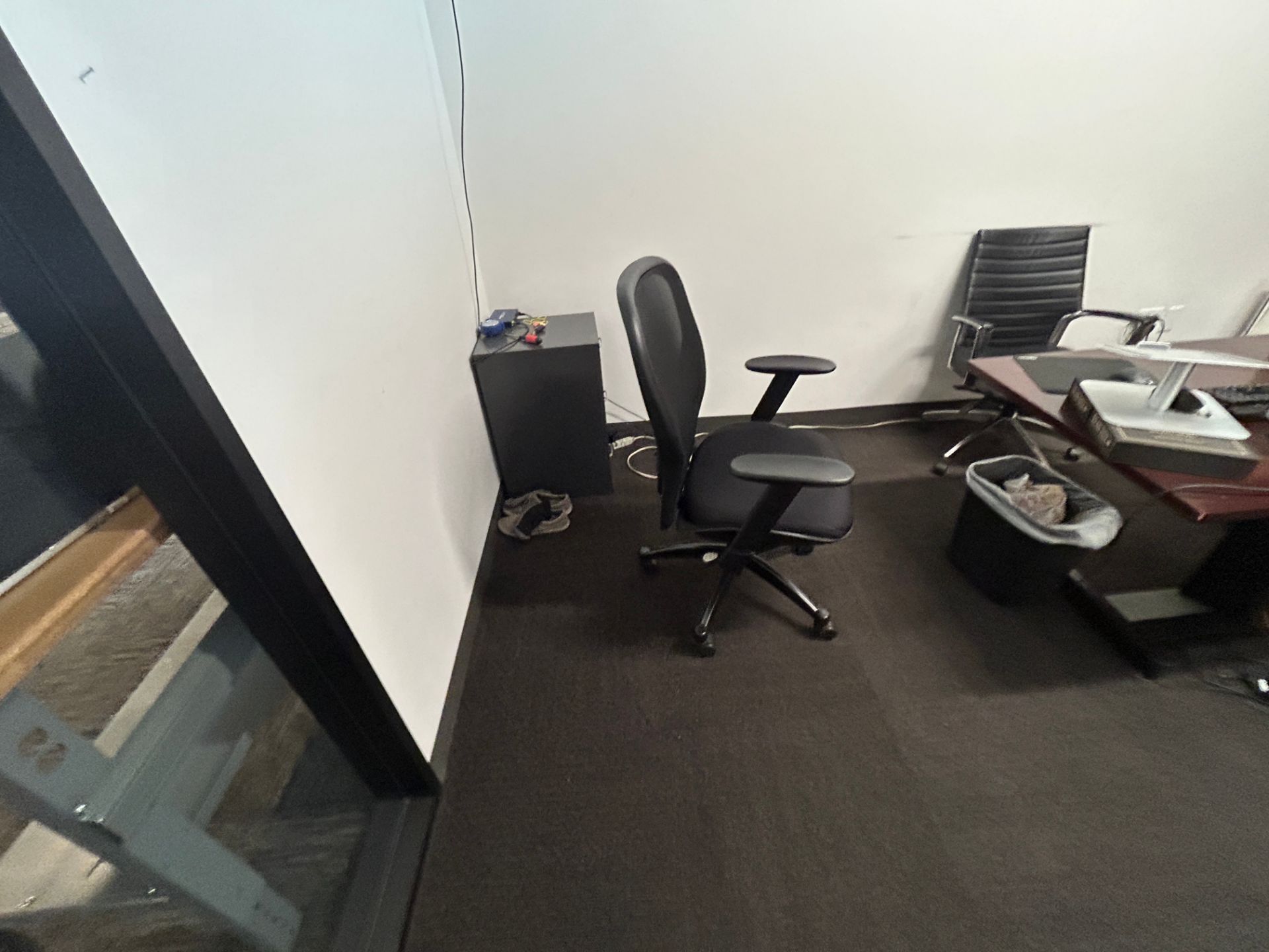 Lot - Office Furniture Consisting of a Desk, Sorting Table, Adjustable Executive Chairs, Frameless - Image 2 of 2