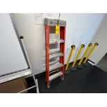 Louisville Mdl FS1505, 3-Foot Tall Fiberglass Step Ladder, 300 LBS. Capacity