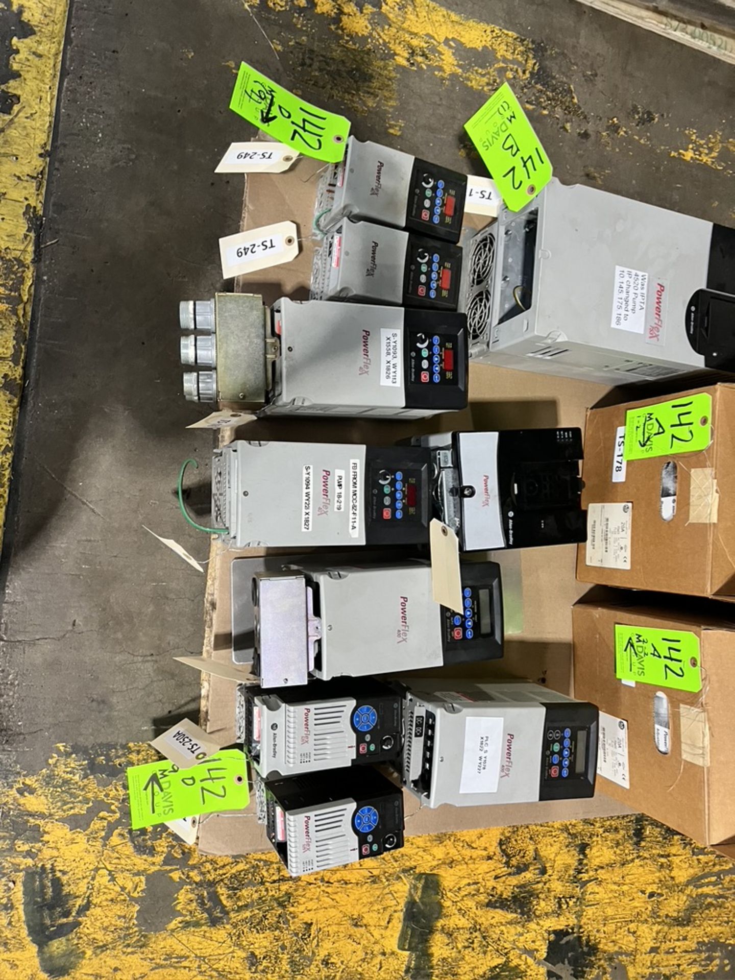 (9) ASSORTED ALLEN BRADLEY POWERFLEX VFDS (SIMPLE LOADING FEE $110)