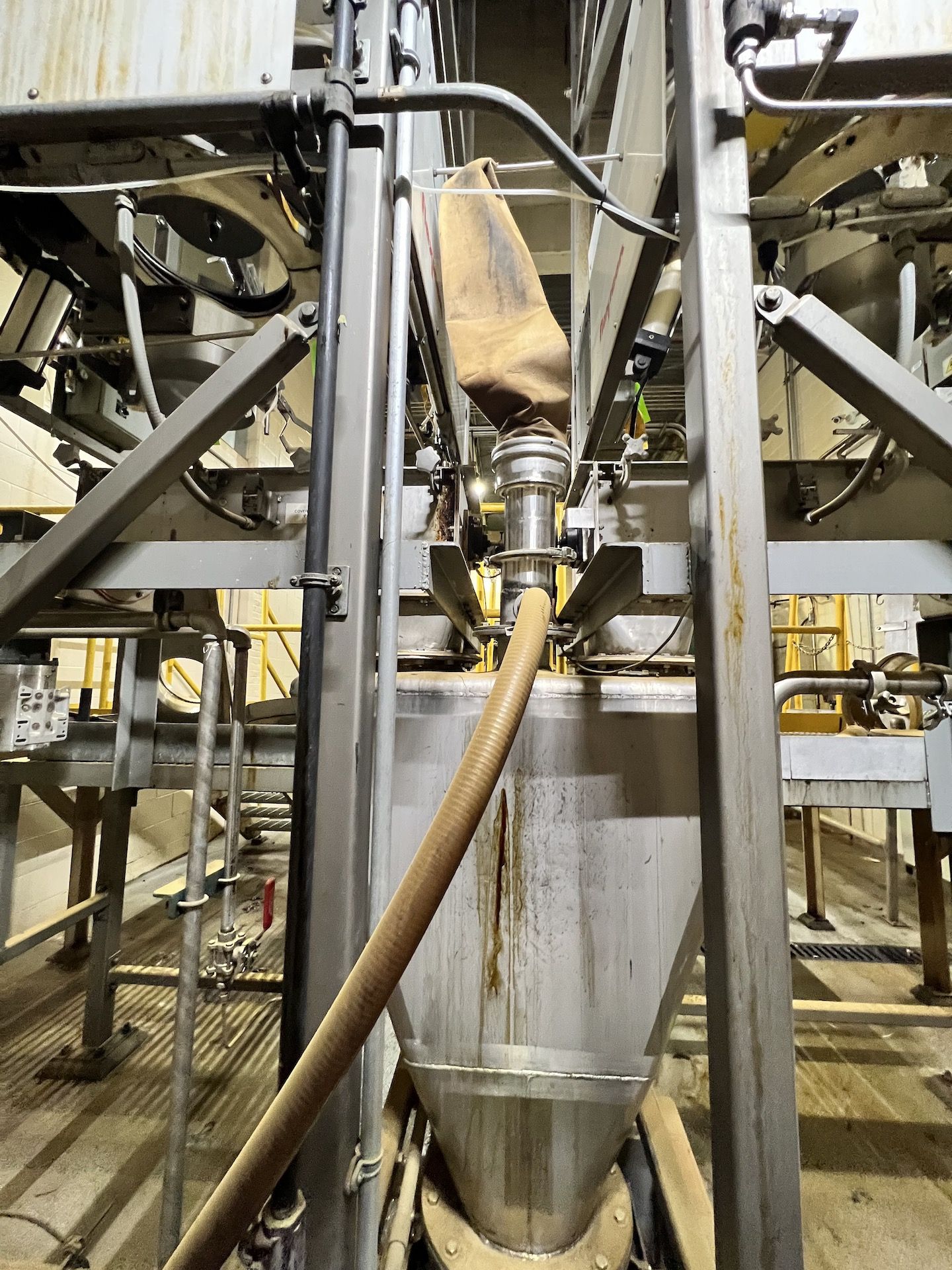 STAINLESS FABRICATION INCORPORATED VENTED HOPPER WITH (2) AUGER INFEED CONVEYORS, NU-CON AIRLOCK - Image 26 of 27