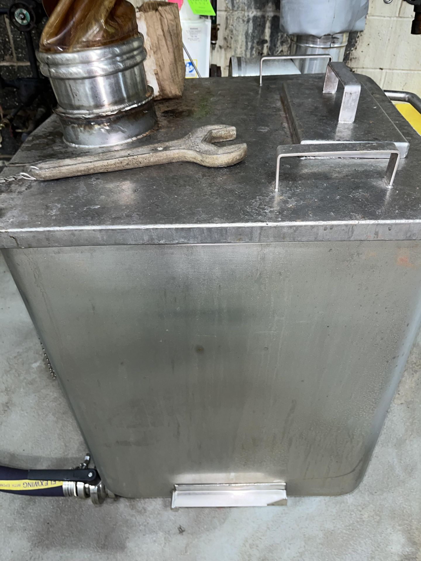 STAINLESS STEEL TOTE TANK ON WHEELS (SIMPLE LOADING FEE $110) - Image 2 of 4