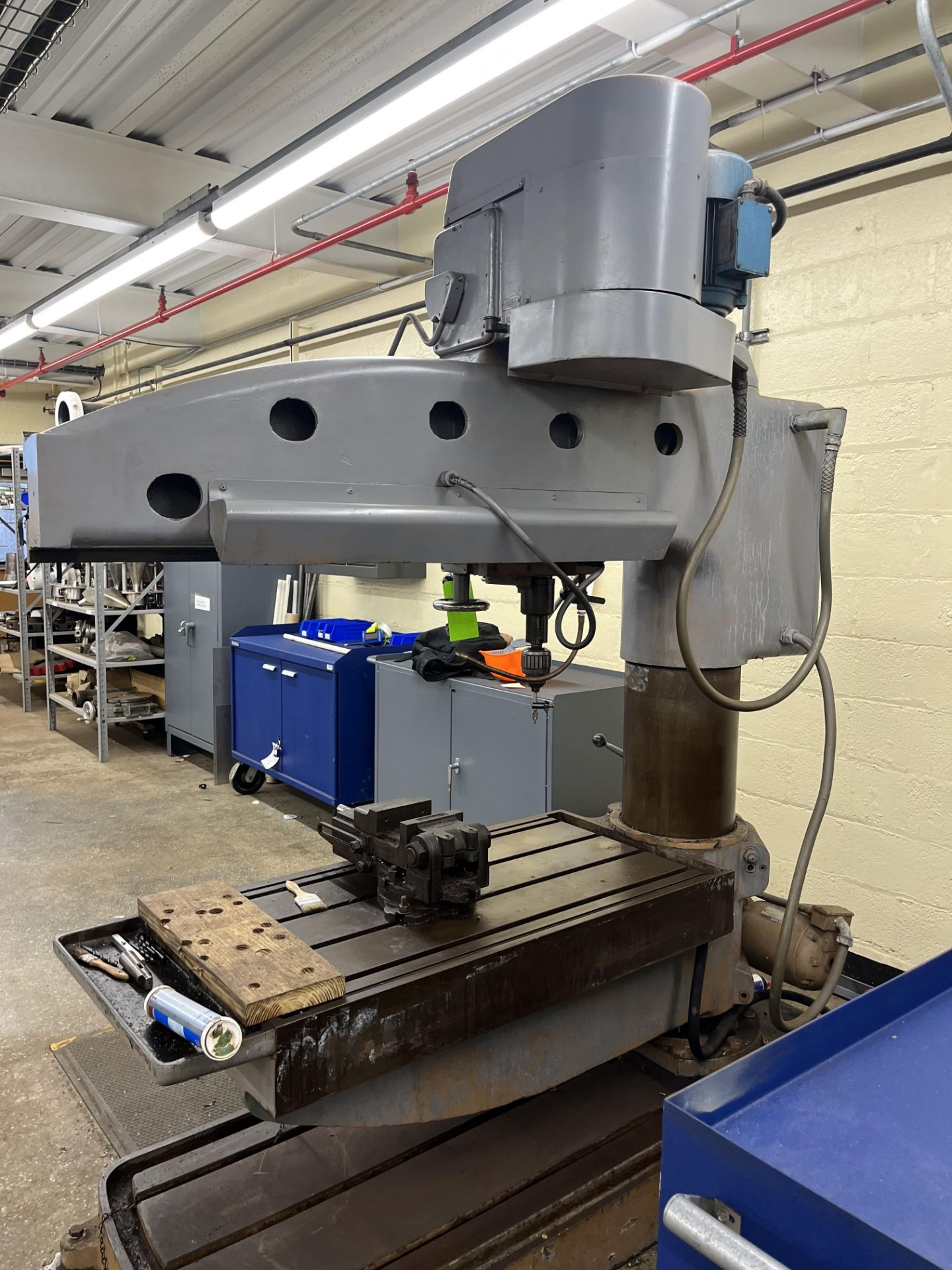 FOSDICK SENSITIVE RADIAL DRILLING MACHINE, POWER ELEVATING TABLE (SIMPLE LOADING FEE $550) - Image 2 of 8