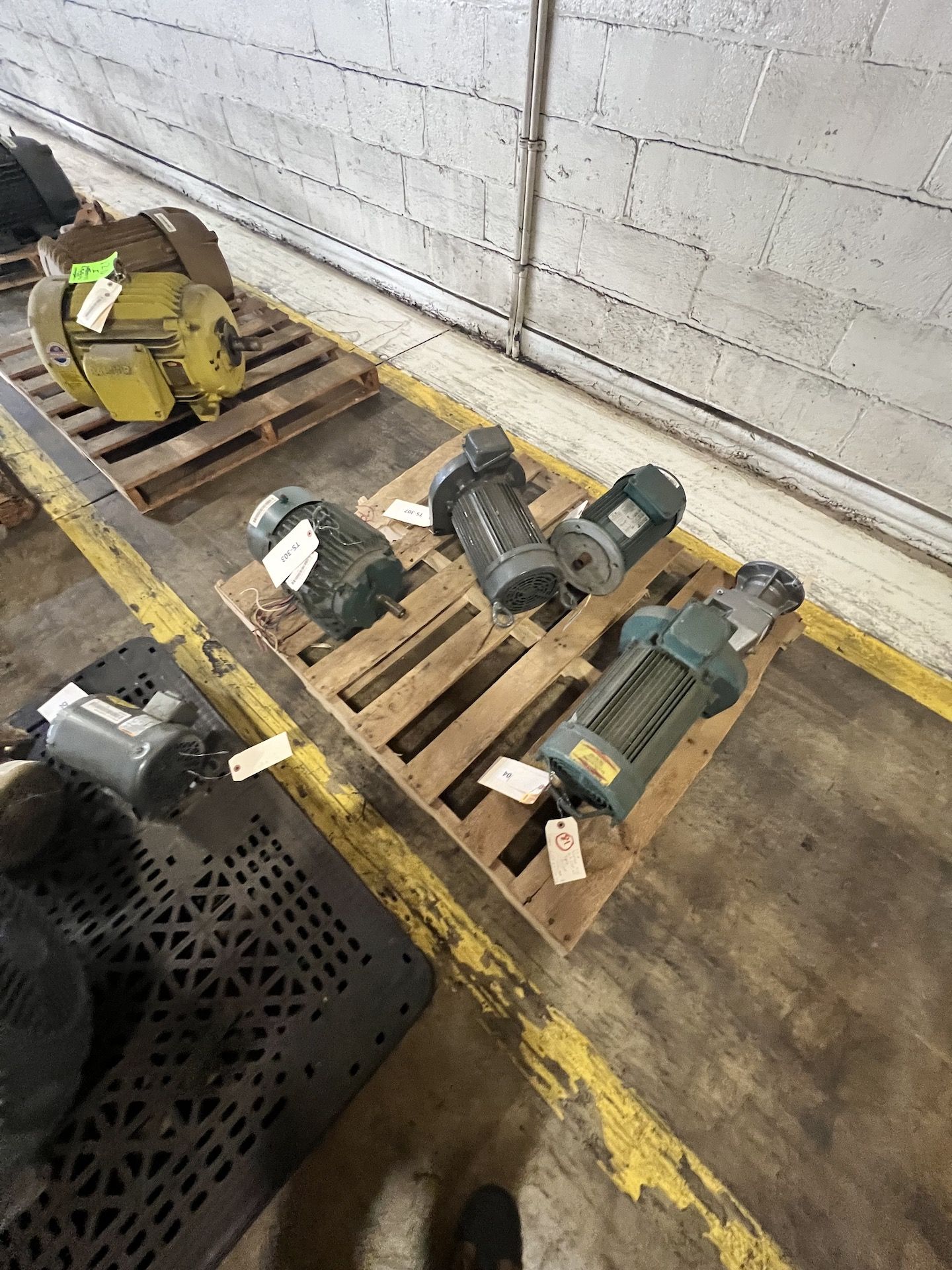 (8) PALLETS OF ASSORTED MOTORS, DRIVES AND PUMPS (SIMPLE LOADING FEE $880) - Image 10 of 10