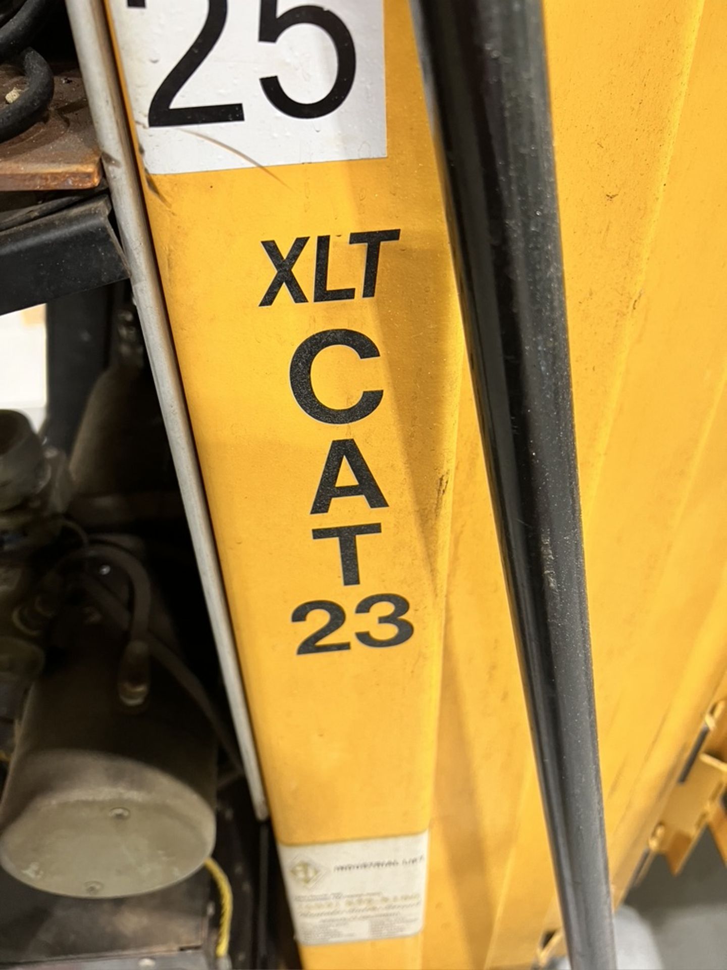 WORKFORCE XLT CAT 23 MAN LIFT, S/N 15240-22HRFIU, 300 LB CAP (SIMPLE LOADING FEE $110) - Bild 9 aus 9