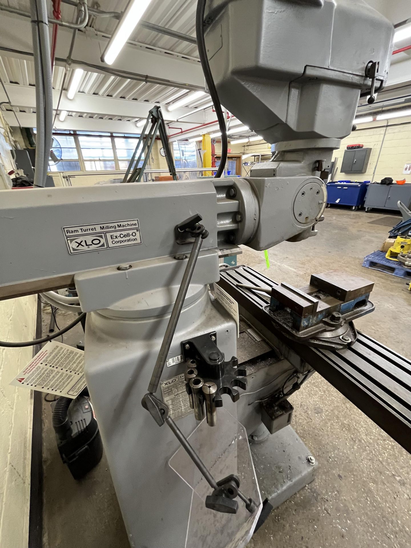 EX-CELL-O CORPORATION RAM TURRET MILLING MACHINE STYLE 602 SERIAL NO. 6026865 SPINDLE 460 VOLTS 2. - Image 5 of 8