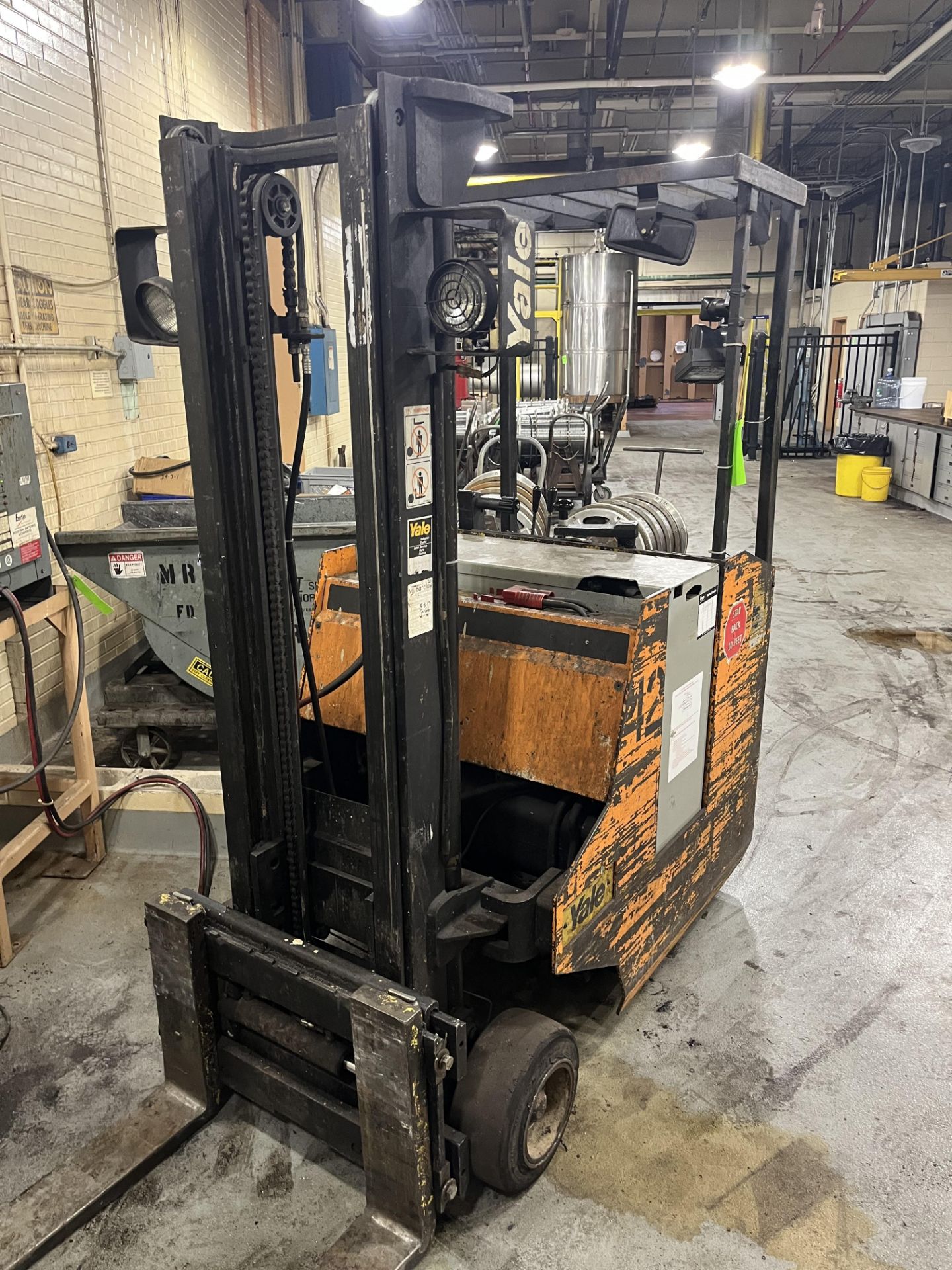 YALE FORK LIFT MODEL NO. ESCO20ABN24SV083 SERIAL NO. N492886 BATTERY TYPE:E VOLTS:24 MAX A.H. 980 - Image 2 of 7