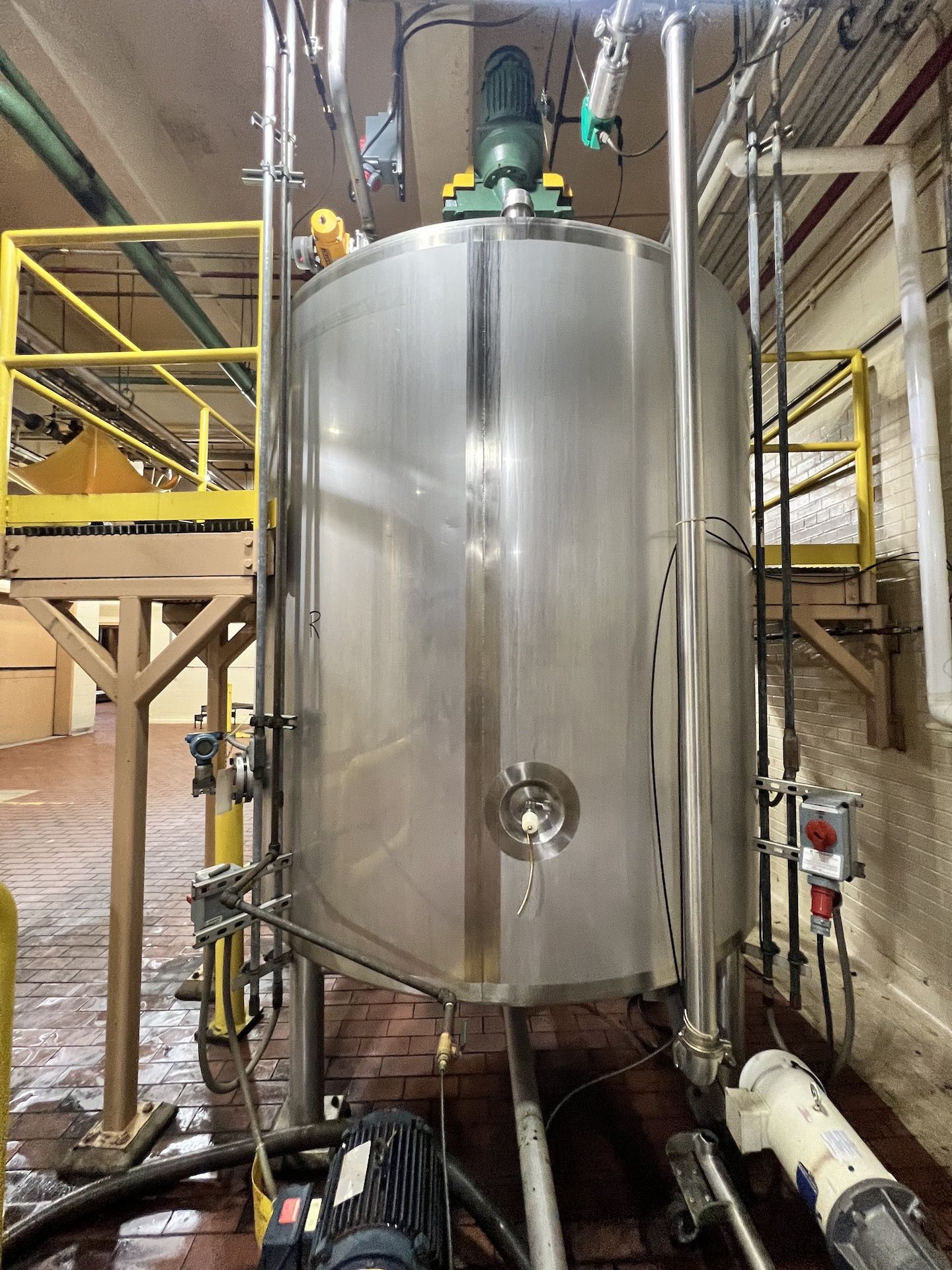 2005 A&B PROCESS SYSTEMS 2,200 GALLON S/S MIXING TANK WITH TOP-MOUNT PROP STYLE AGITATION, MODEL - Image 11 of 25