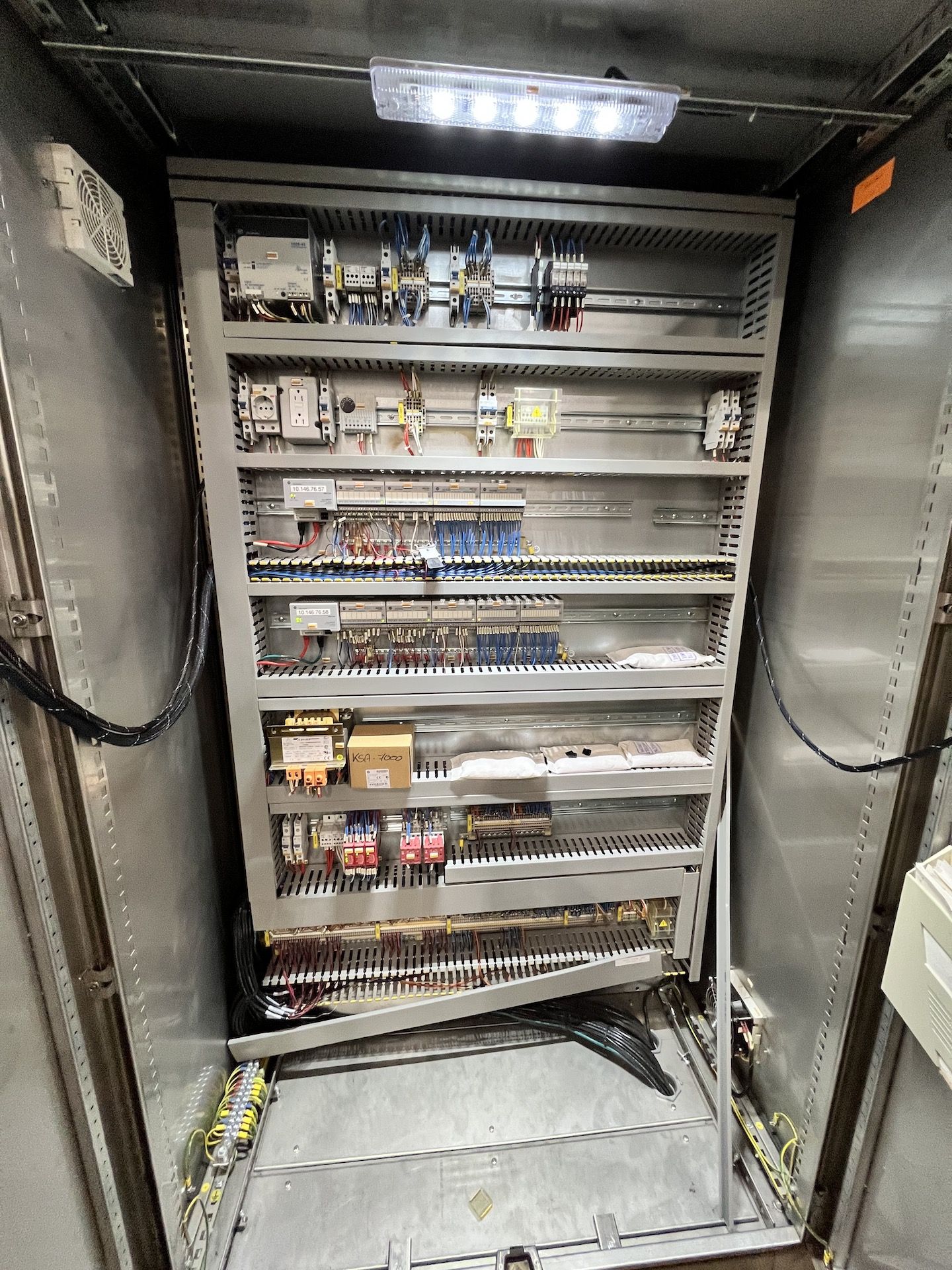 BULK BID FOR LOTS 293C-293E, (2) SINTECO AIR HANDLERS AND (1) CONTROLLER CABINET - Image 21 of 26