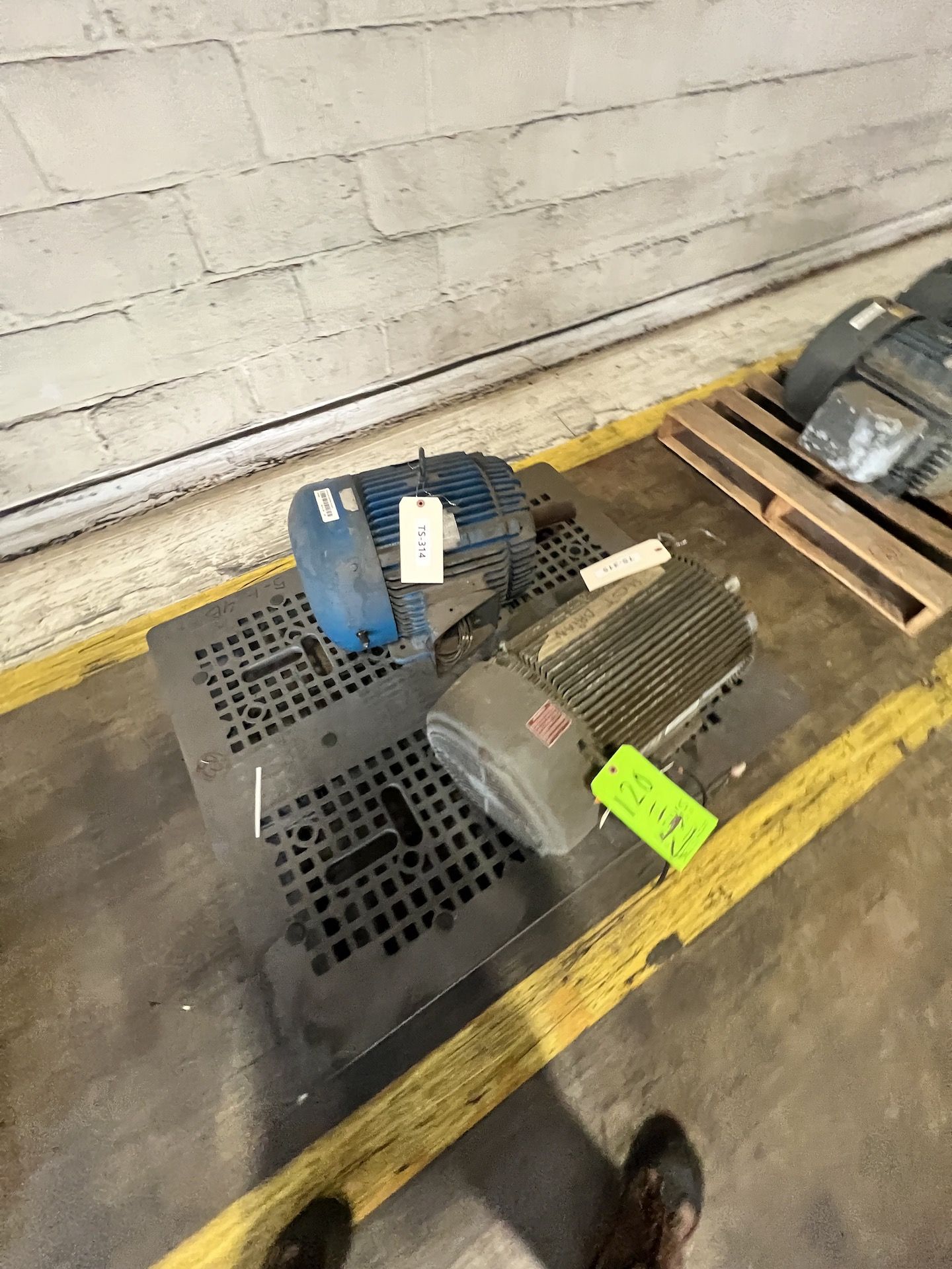 (8) PALLETS OF ASSORTED MOTORS, DRIVES AND PUMPS (SIMPLE LOADING FEE $880) - Image 5 of 10