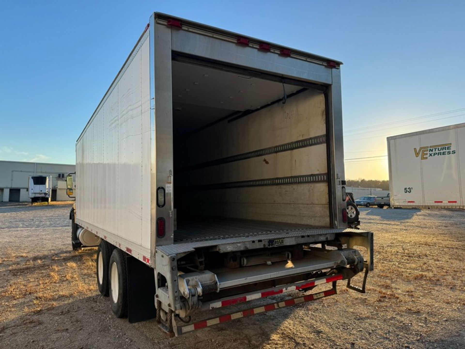 2012 International 26 ft. Refrigerated Box Truck - Image 5 of 29