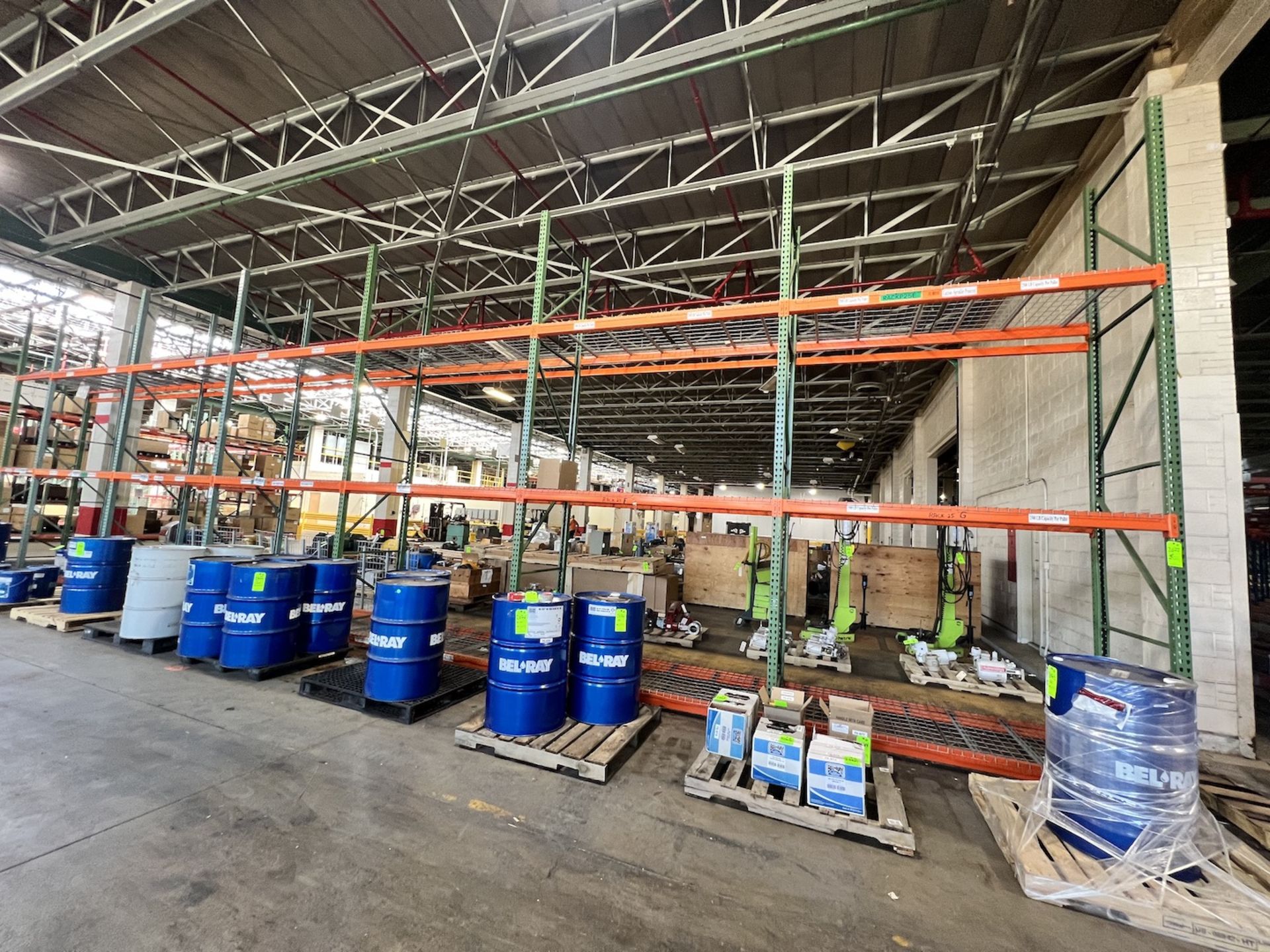 PALLET RACKING, APPROX. 39 PALLET SPACES, 7 UPRIGHTS, APPROX. 30 CROSS BEAMS, WIRE SHELVING - Bild 4 aus 5