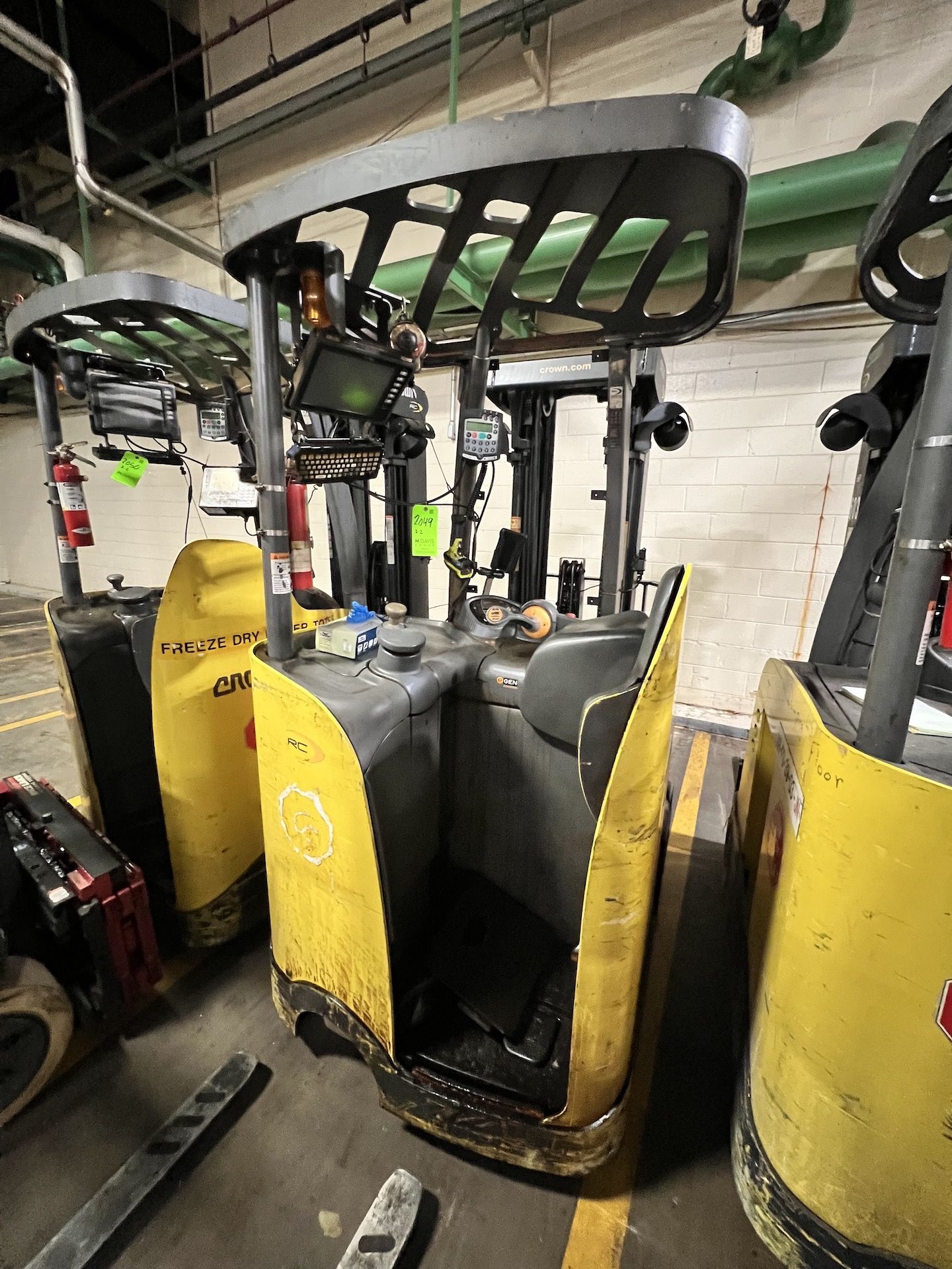 (2) CROWN STANDUP NARROW AISLE FORKLIFTS, MODEL RC5515-30, BATTERIES NOT INCLUDED - Image 10 of 15