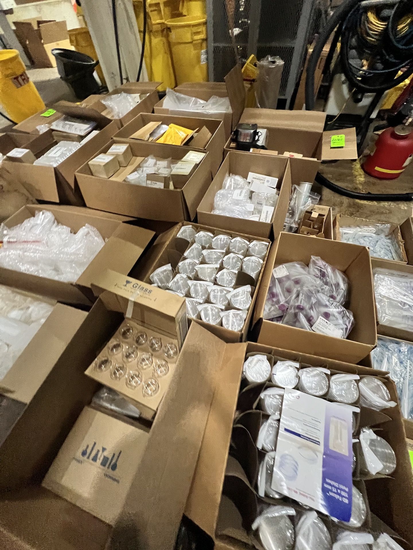 LOT OF ASSORTED LABORATORY SUPPLIES, INCLUDES LAB GLASSWARE, CYLINDERS, BEAKERS, AND MUCH MORE - Image 26 of 38