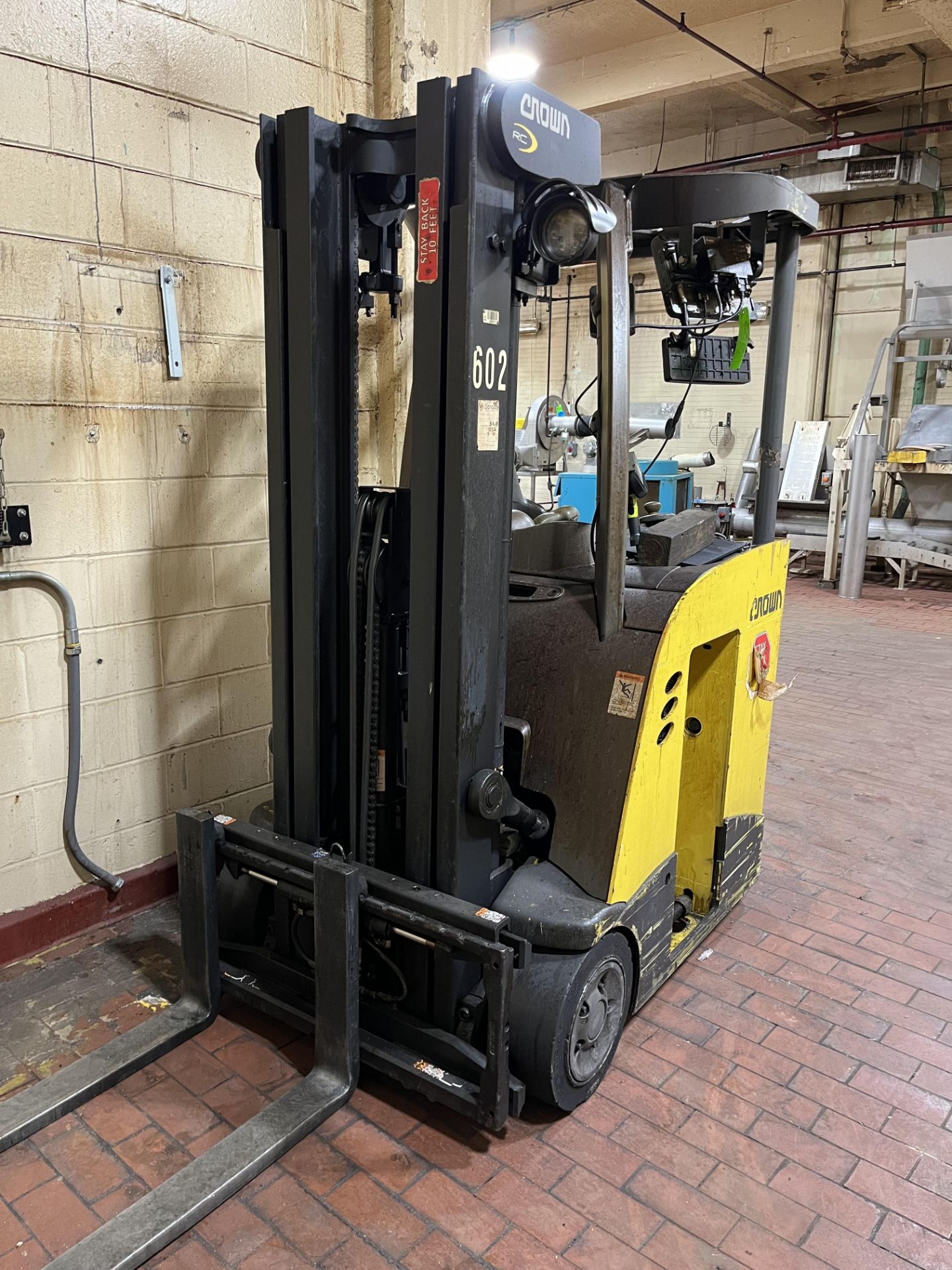 CROWN RC 5500 SERIES STAND UP FORKLIFT - Image 3 of 6