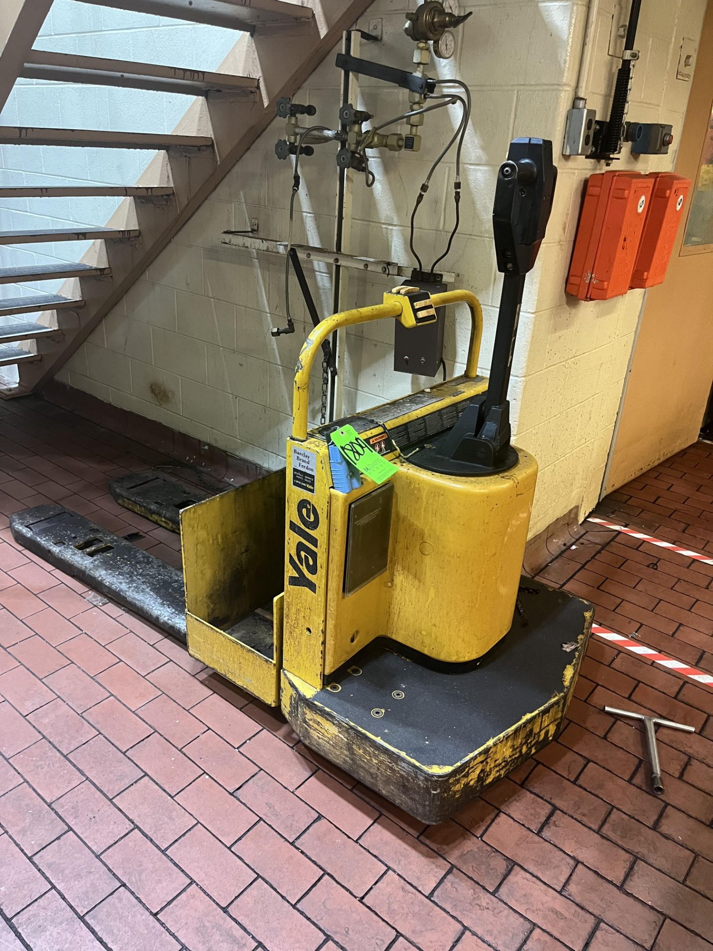 (2) YALE ELECTRIC PALLET JACKS (NEEDS NEW BATTERY) - Image 3 of 5