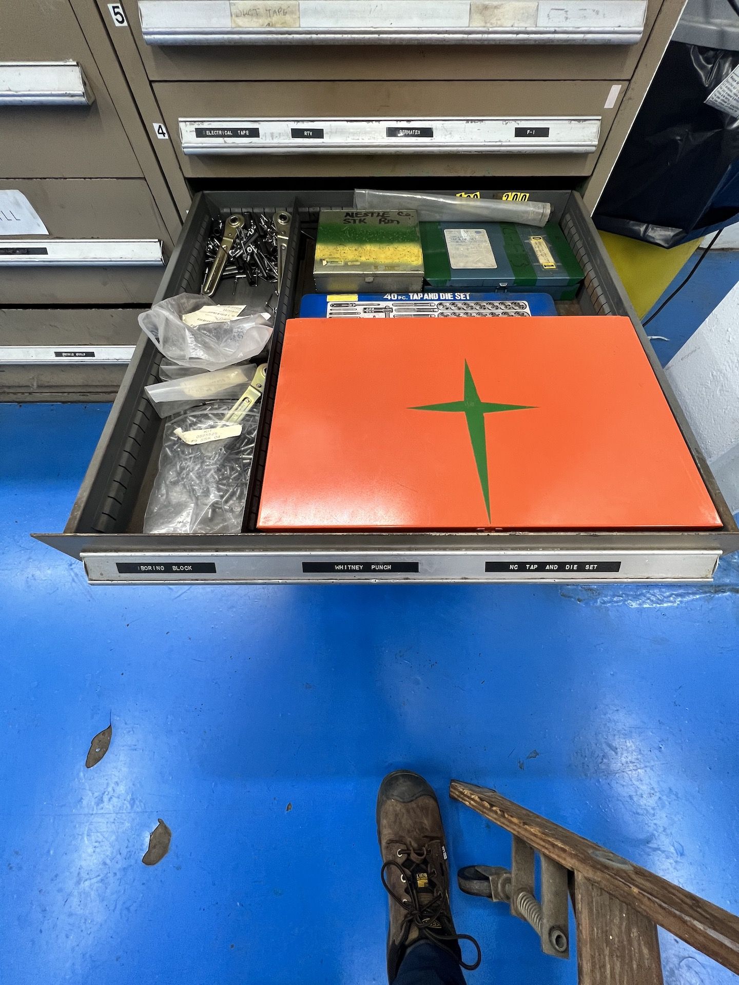 PARTS CABINET WTH CONTENTS, INCLUDES ASSORTED HARDWARE, RETAINING RINGS, AND MORE - Image 6 of 12