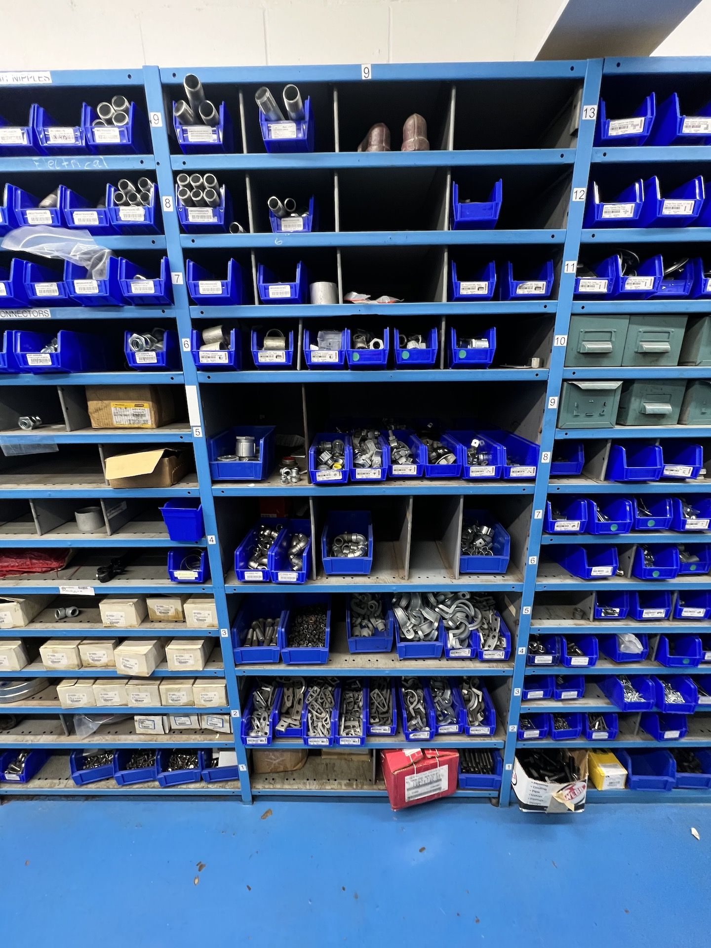 LOT OF ASSORTED PLUMBING FITTINGS, INCLUDES ELBOWS, COUPLINGS, UNIONS, ADAPTERS, AND MUCH MORE - Image 6 of 18