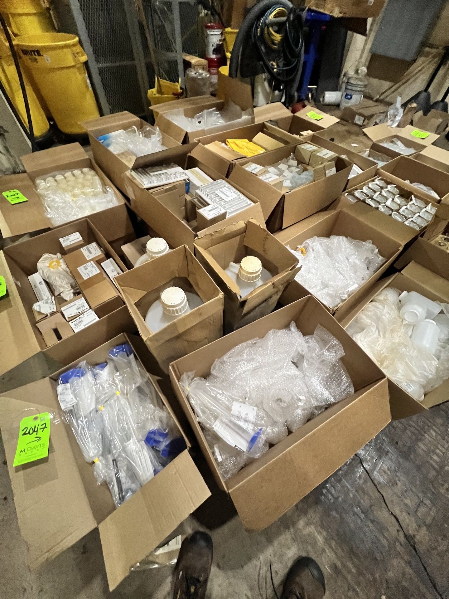 LOT OF ASSORTED LABORATORY SUPPLIES, INCLUDES LAB GLASSWARE, CYLINDERS, BEAKERS, AND MUCH MORE - Image 12 of 38