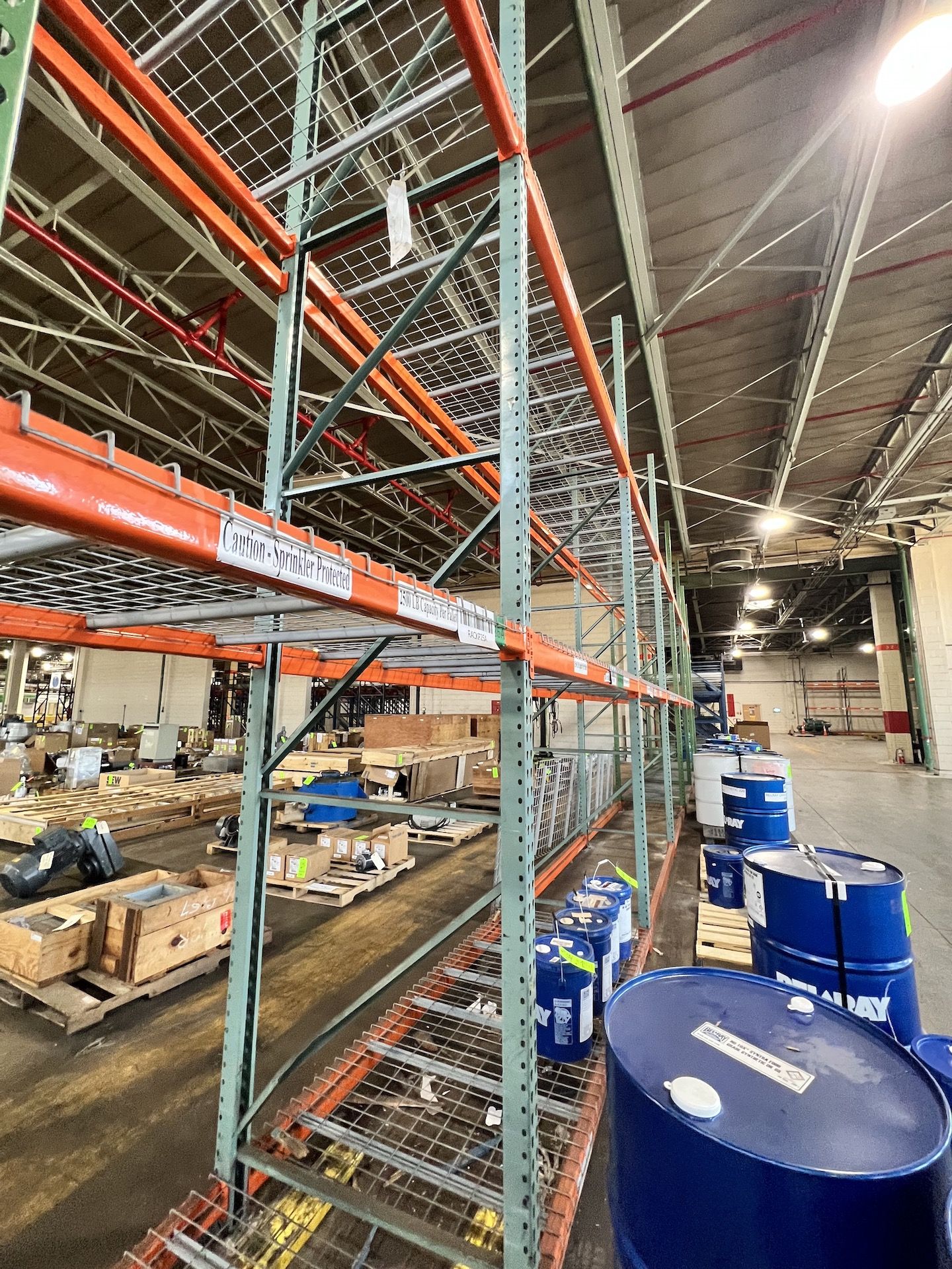 PALLET RACKING, APPROX. 39 PALLET SPACES, 7 UPRIGHTS, APPROX. 30 CROSS BEAMS, WIRE SHELVING - Bild 3 aus 5