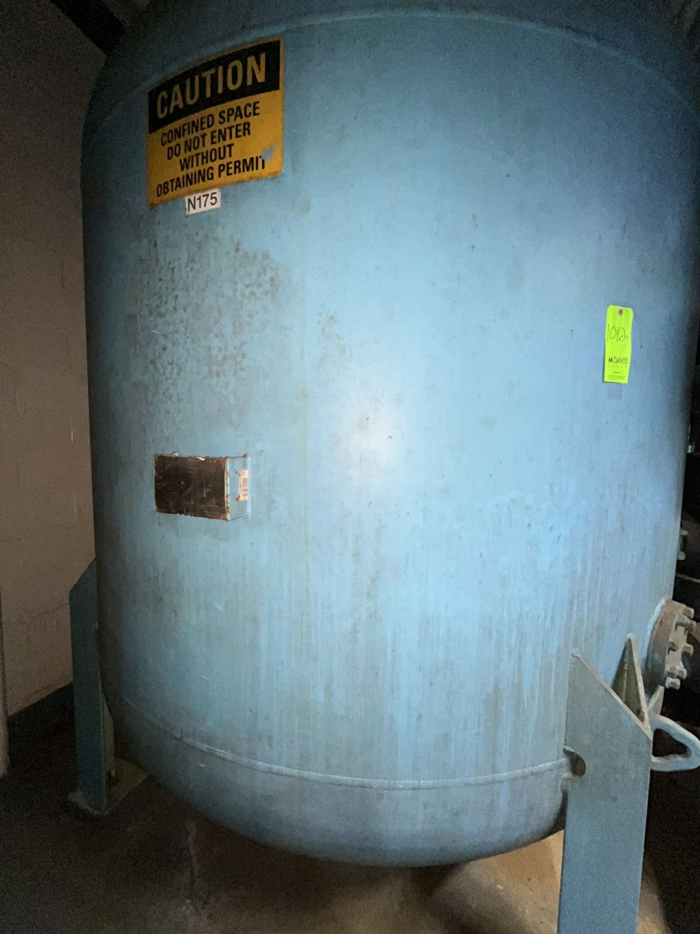 LESENA STEEL FAB VERTICAL AIR TANK (Located Freehold, NJ) (Simple Loading Fee $3,850)