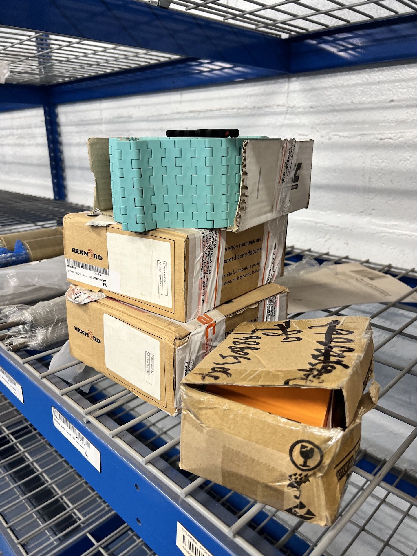 LOT OF ASSORTED CONVEYOR COMPONENTS, INCLUDES (8) BOXES OF CONVEYOR CHAIN - Image 4 of 11