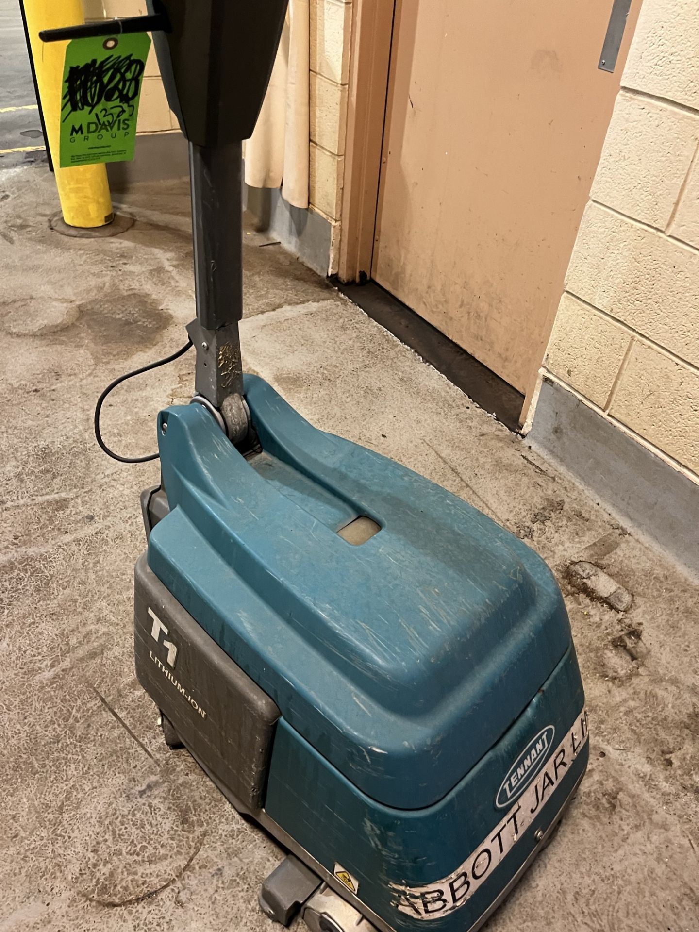 TENNANT T1 CORDED WALK BEHIND FLOOR SCRUBBER (Located Freehold, NJ) (Simple Loading Fee $137.50) - Image 4 of 6