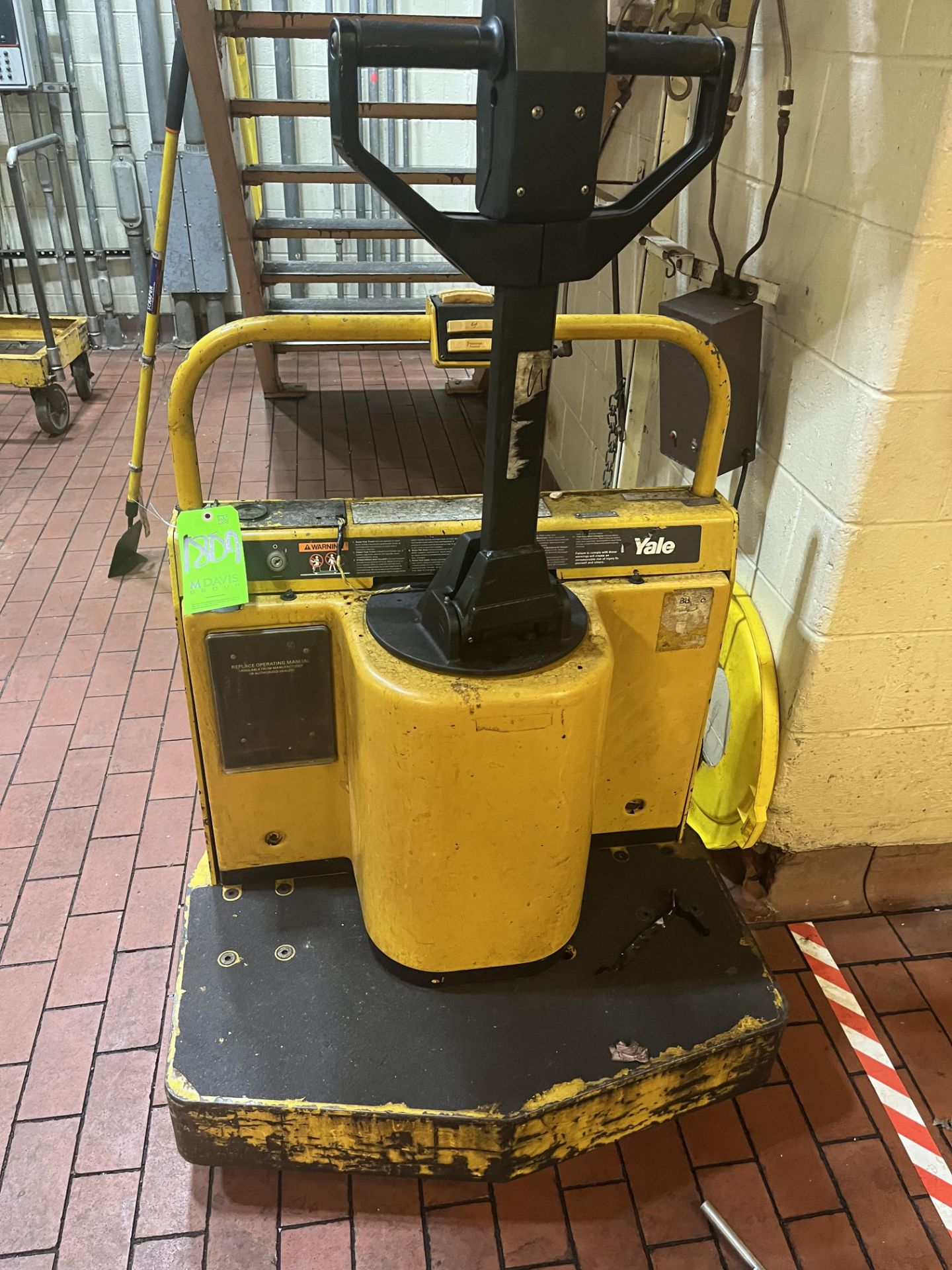 (2) YALE ELECTRIC PALLET JACKS (NEEDS NEW BATTERY) - Image 2 of 5