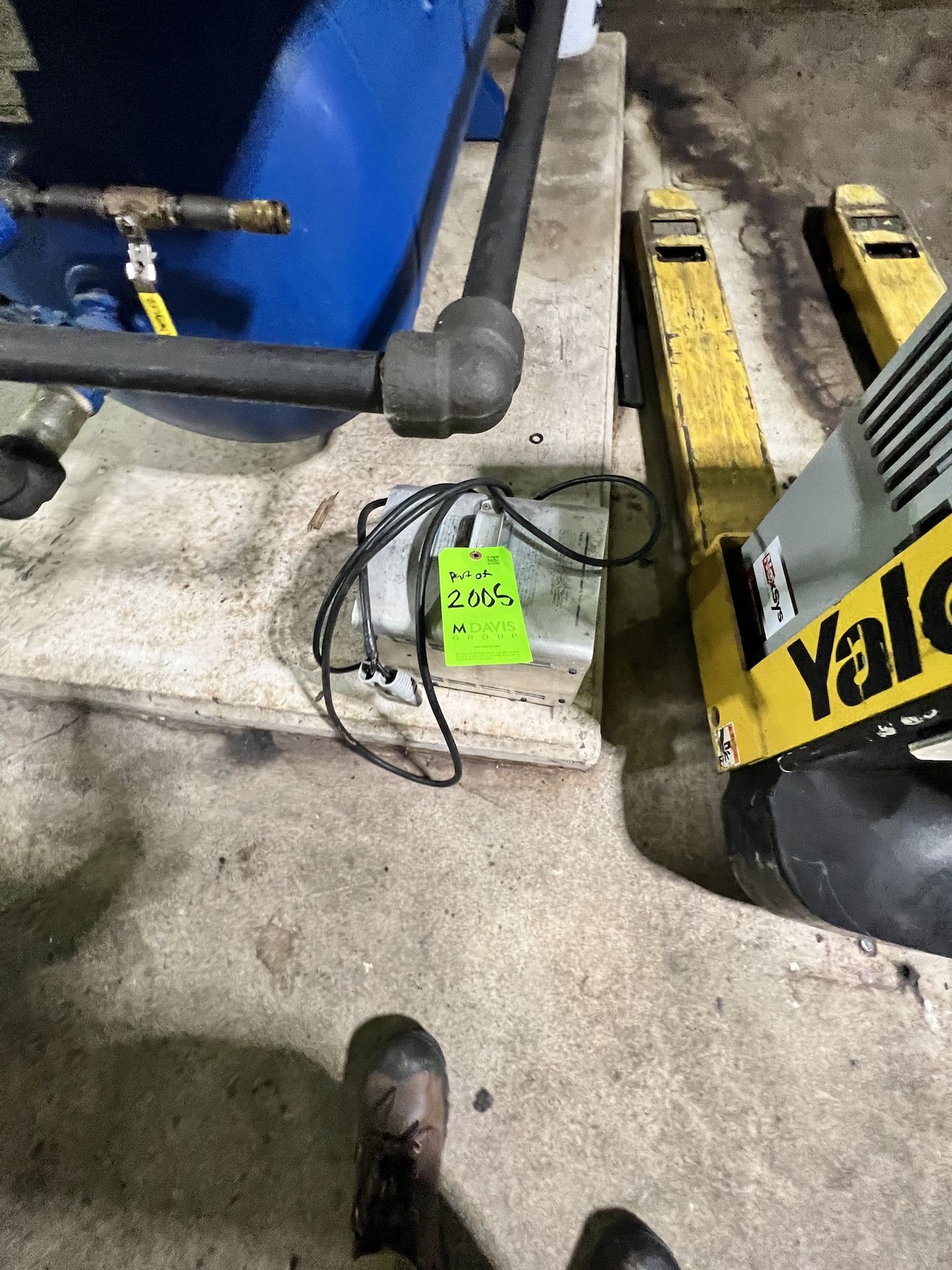 YALE ELECTRCI PALLET JACK WITH BATTERY CAHRGER, MODEL MPB040-EN24T2748 - Image 3 of 11