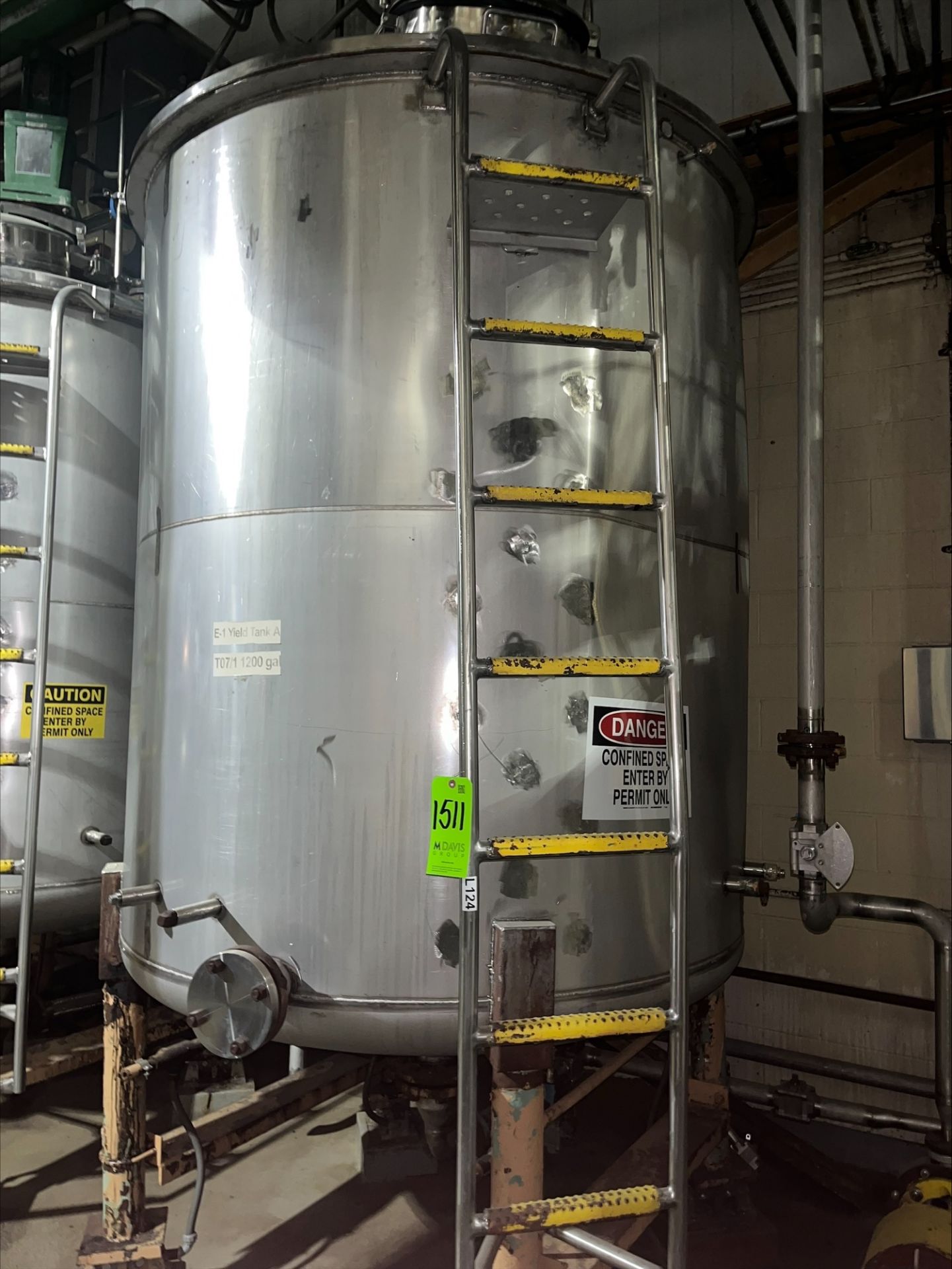 (DAMAGED) S/S 1200 GALLON E-1 YIELD TANK A (Located Freehold, NJ) (Simple Loading Fee $3,850)