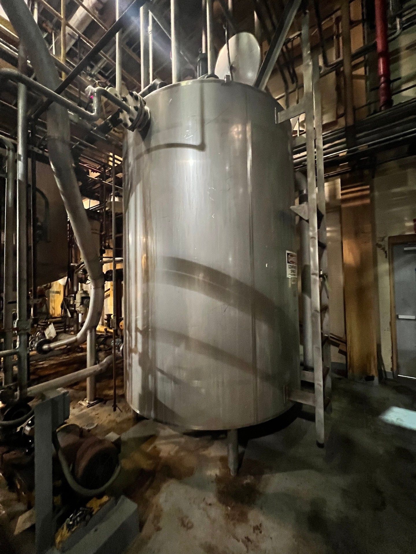 SFI 2,000 GALLON S/S SURGE TANK WITH TOP-MOUNT AGITATION, S/N 3431, APPROX. INTERNAL DIMS: 86 IN. - Image 2 of 6