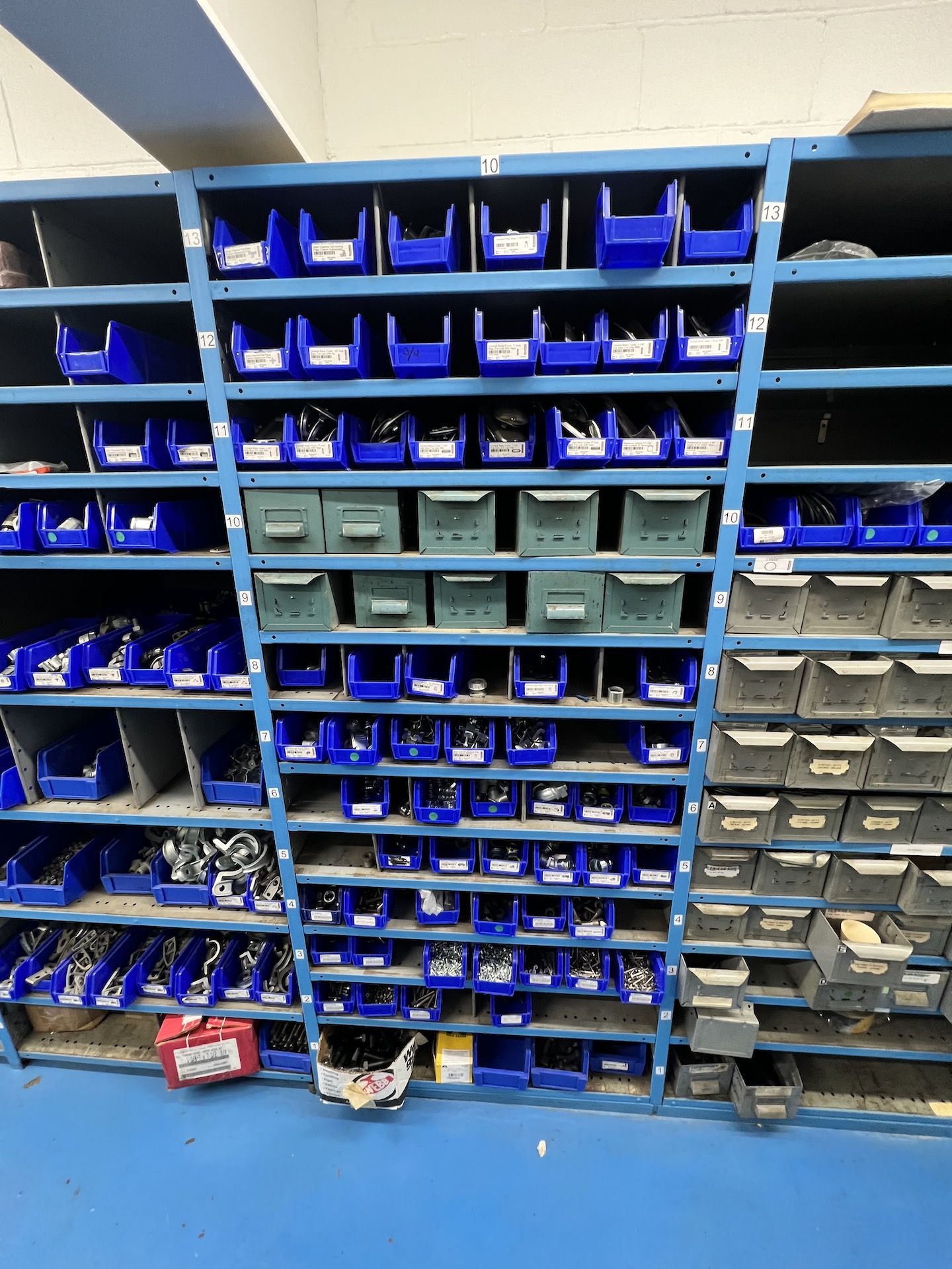 LOT OF ASSORTED PLUMBING FITTINGS, INCLUDES ELBOWS, COUPLINGS, UNIONS, ADAPTERS, AND MUCH MORE - Image 8 of 18
