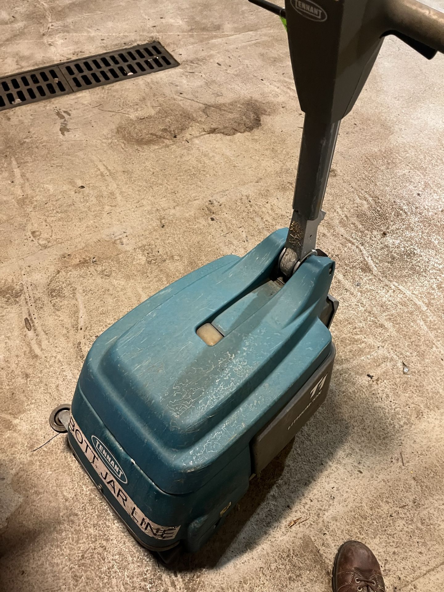 TENNANT T1 CORDED WALK BEHIND FLOOR SCRUBBER (Located Freehold, NJ) (Simple Loading Fee $137.50) - Image 6 of 6