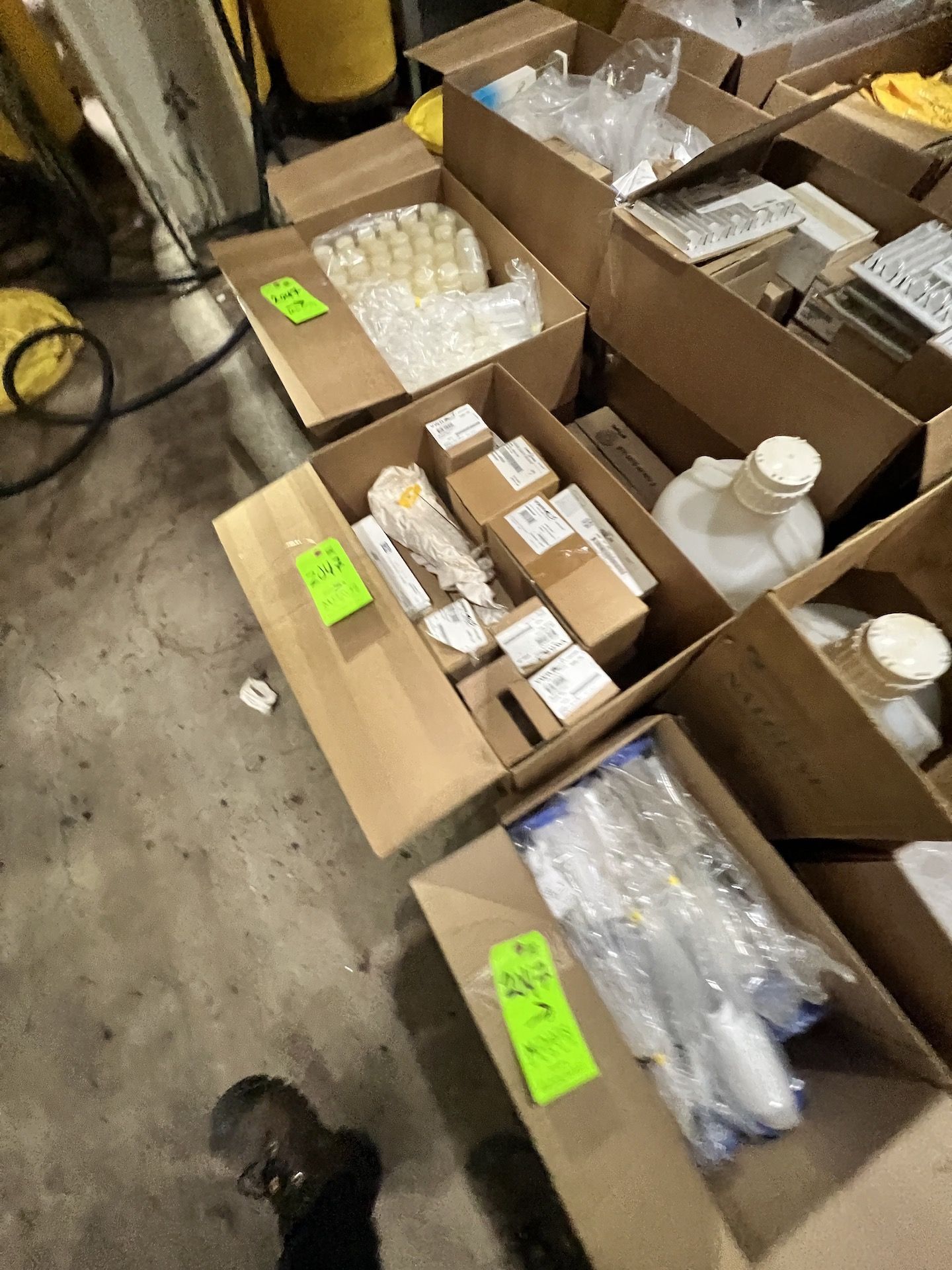 LOT OF ASSORTED LABORATORY SUPPLIES, INCLUDES LAB GLASSWARE, CYLINDERS, BEAKERS, AND MUCH MORE - Image 5 of 38