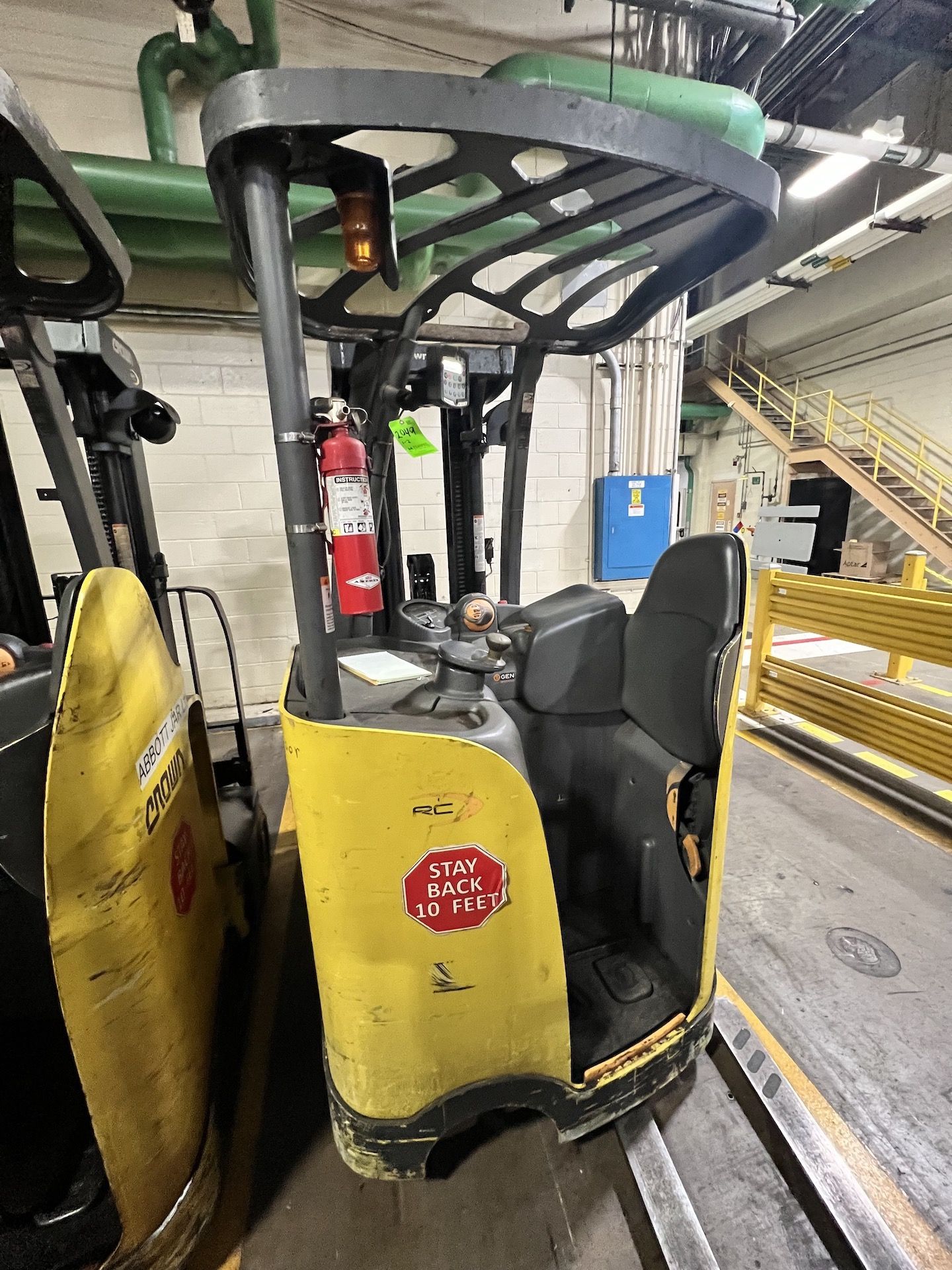 (2) CROWN STANDUP NARROW AISLE FORKLIFTS, MODEL RC5515-30, BATTERIES NOT INCLUDED - Image 2 of 15