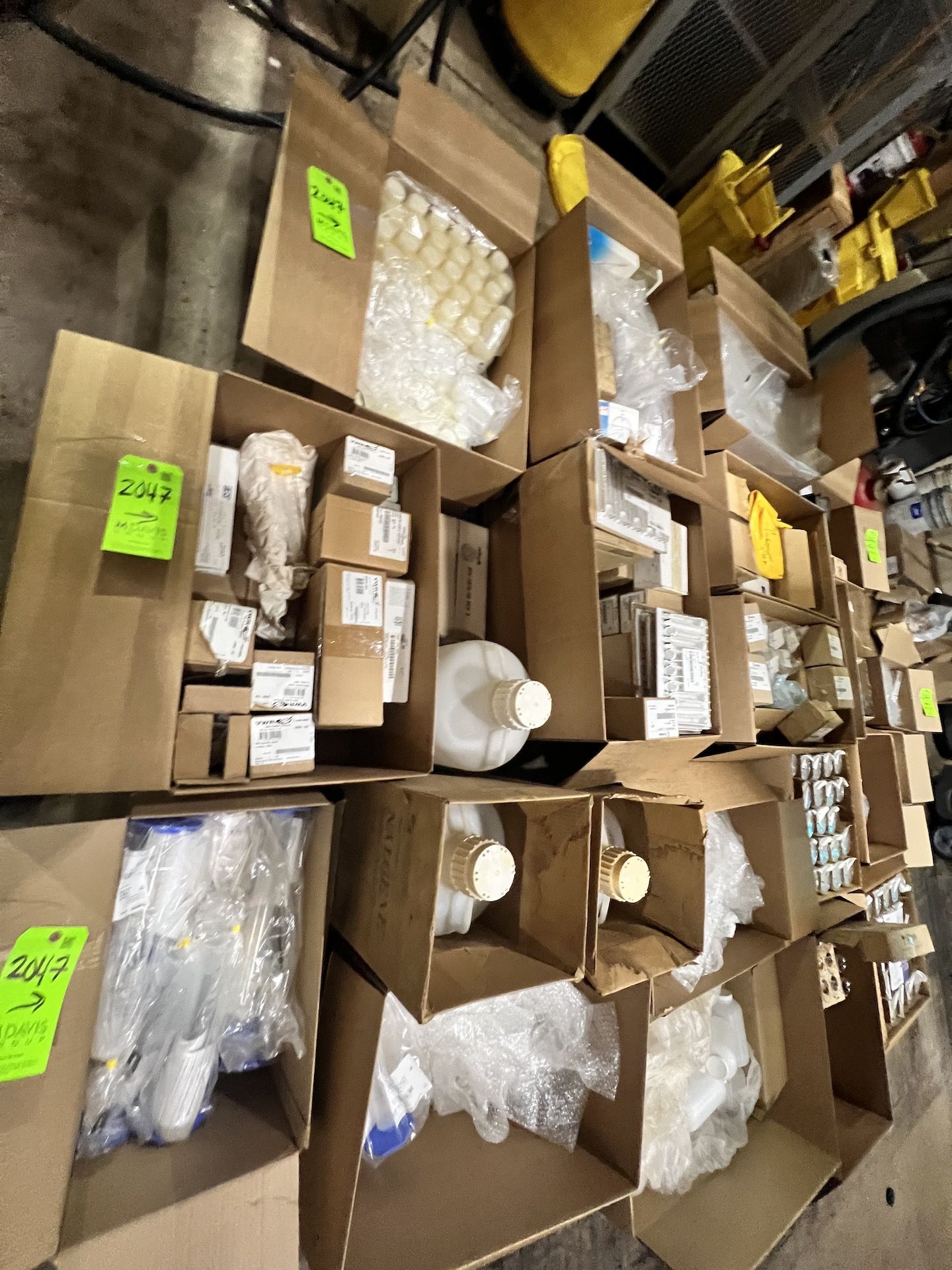 LOT OF ASSORTED LABORATORY SUPPLIES, INCLUDES LAB GLASSWARE, CYLINDERS, BEAKERS, AND MUCH MORE - Image 6 of 38