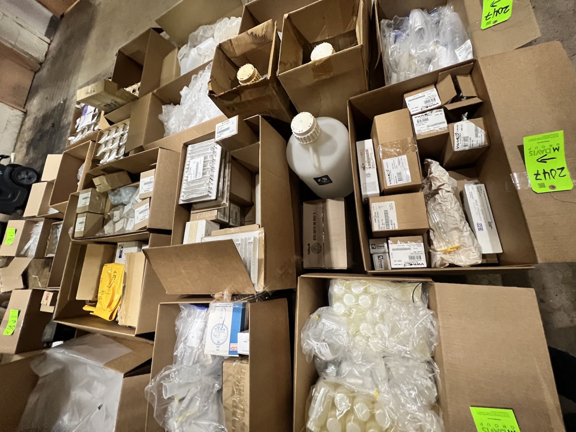 LOT OF ASSORTED LABORATORY SUPPLIES, INCLUDES LAB GLASSWARE, CYLINDERS, BEAKERS, AND MUCH MORE - Image 9 of 38