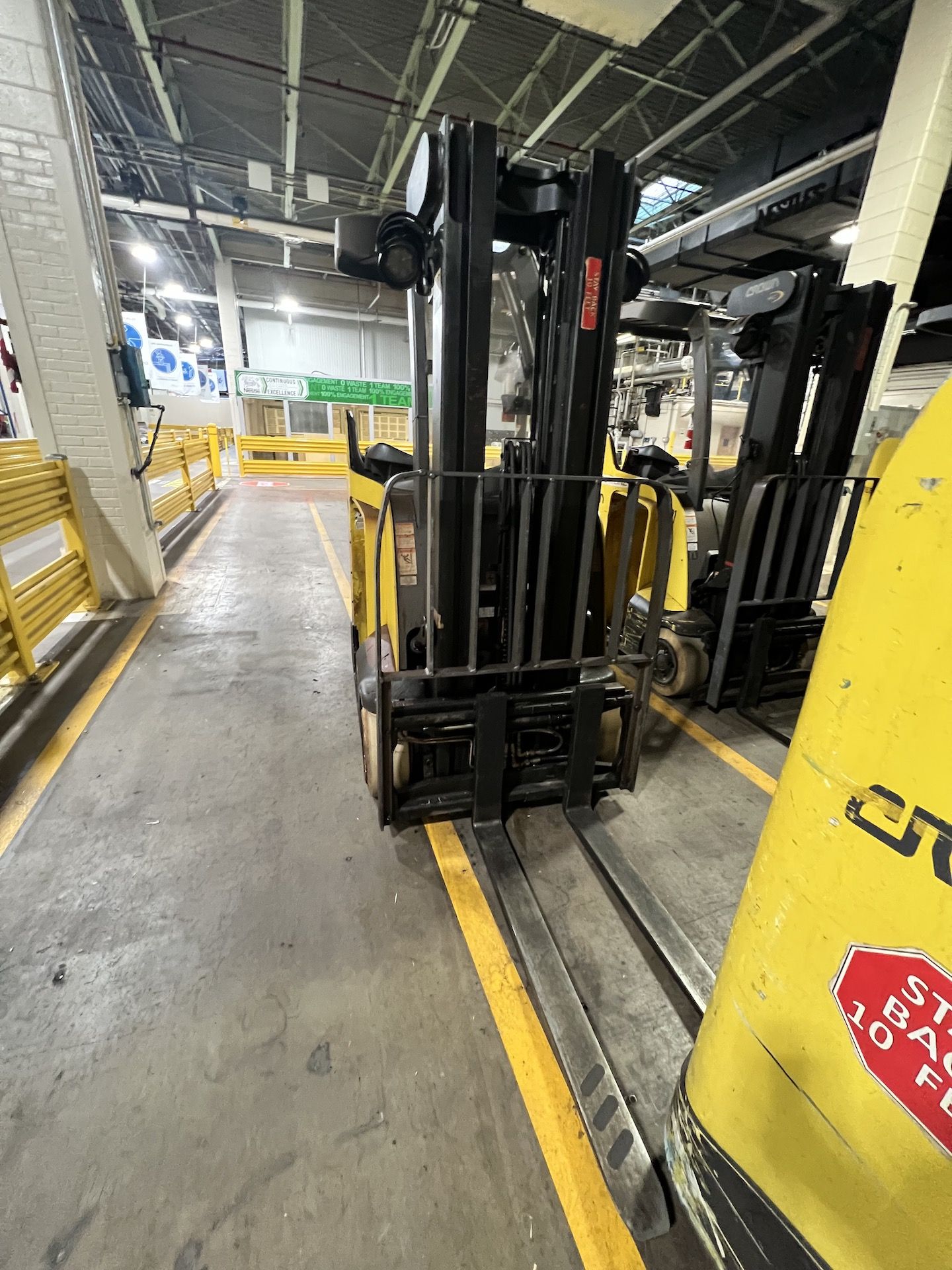 (2) CROWN STANDUP NARROW AISLE FORKLIFTS, MODEL RC5515-30, BATTERIES NOT INCLUDED - Image 4 of 19