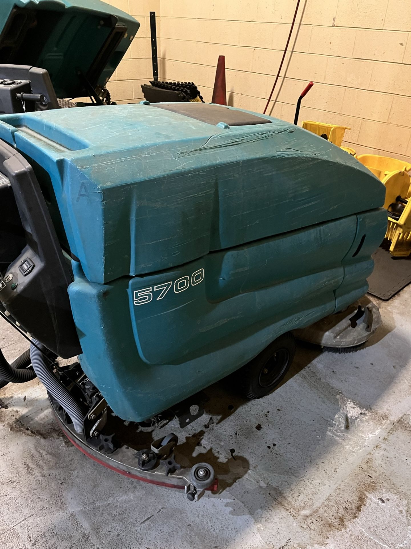 (2) TENNANT-5700 32 INCH DISK FLOOR SCRUBBER BOTH 36 VOLTS SERIAL NO. 5700-25356 - Image 5 of 11