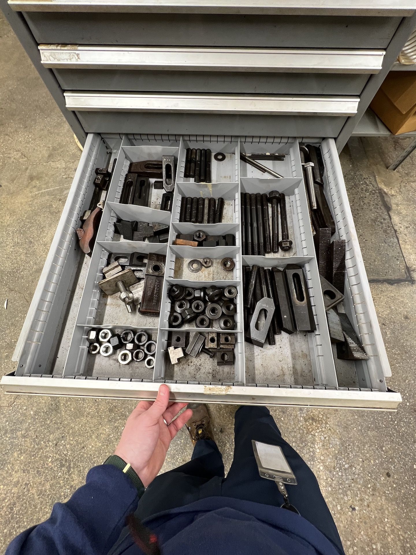 (2) PARS CABINETS WITH CONTENTS, INCLUDES STOR-LOC CABINET, DRILL BITS, HARWARE, TAPS, DIES, AND - Bild 14 aus 16