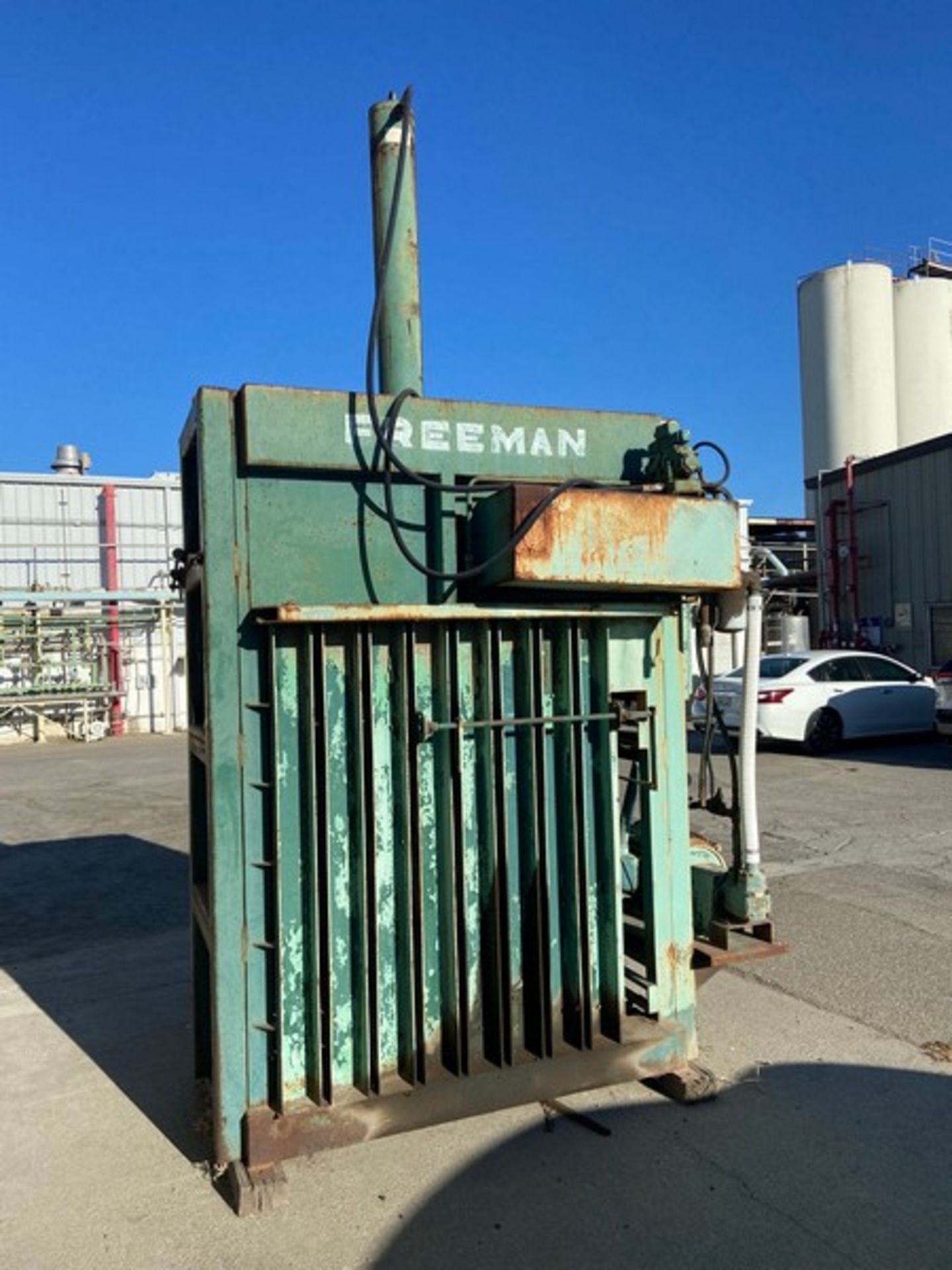 Freeman Vertical Trash Compactor, with 25 hpMotor(LOCATED IN MANTECA, CA)(RIGGING, LOADING, SITE - Bild 3 aus 5
