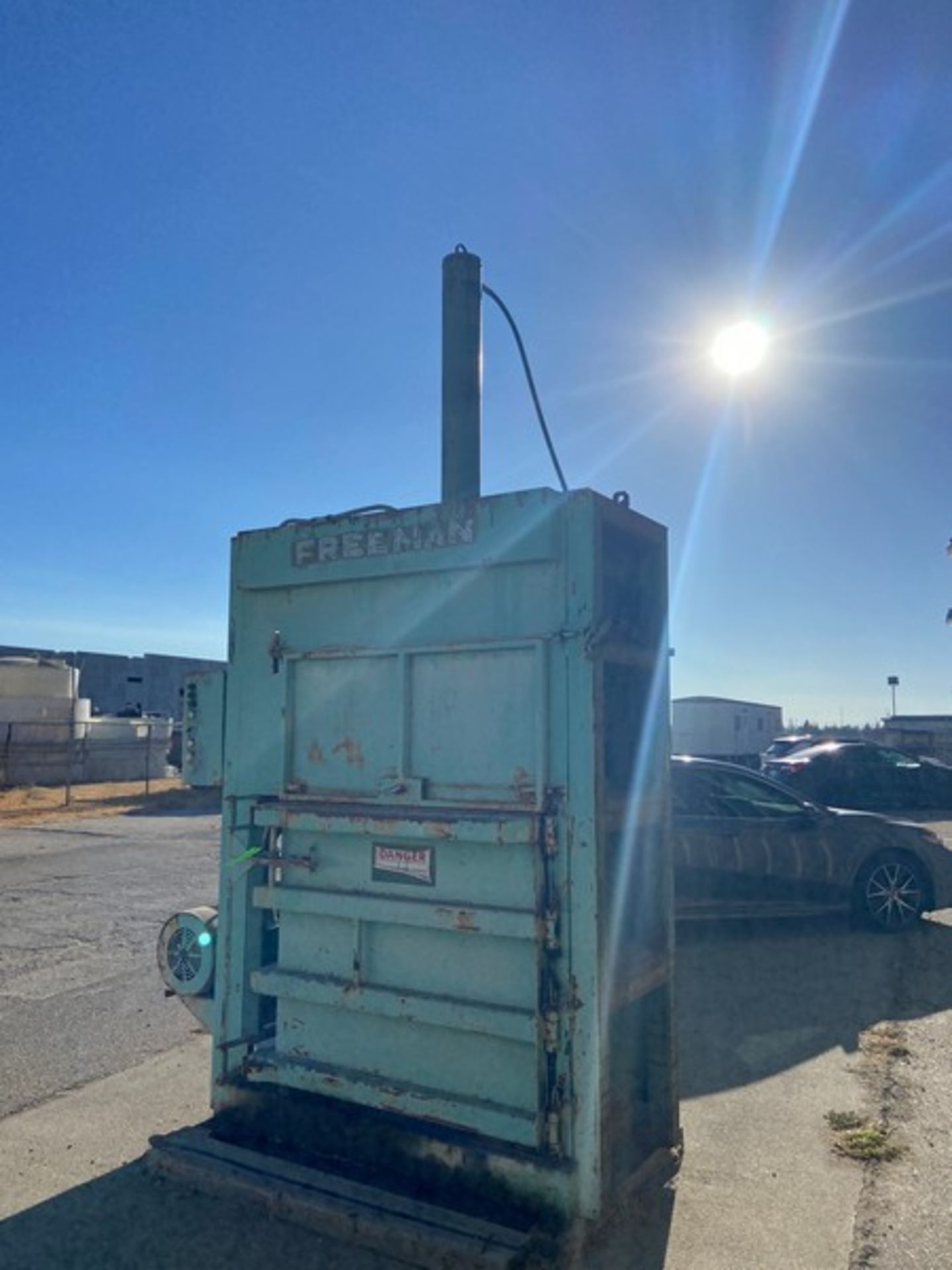 Freeman Vertical Trash Compactor, with 25 hpMotor(LOCATED IN MANTECA, CA)(RIGGING, LOADING, SITE - Bild 2 aus 5