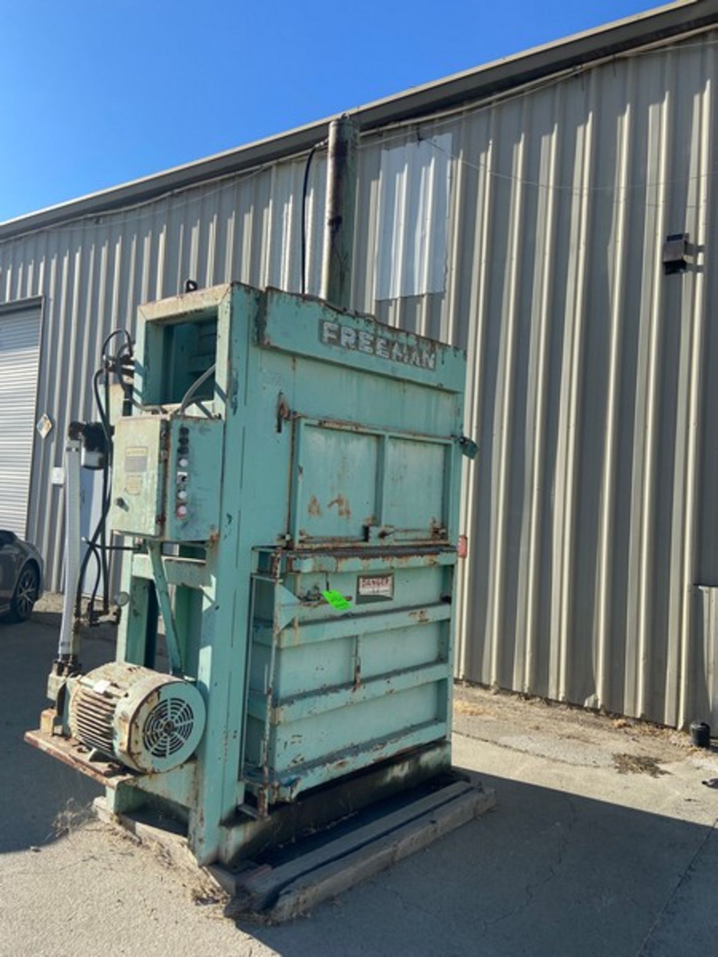 Freeman Vertical Trash Compactor, with 25 hpMotor(LOCATED IN MANTECA, CA)(RIGGING, LOADING, SITE