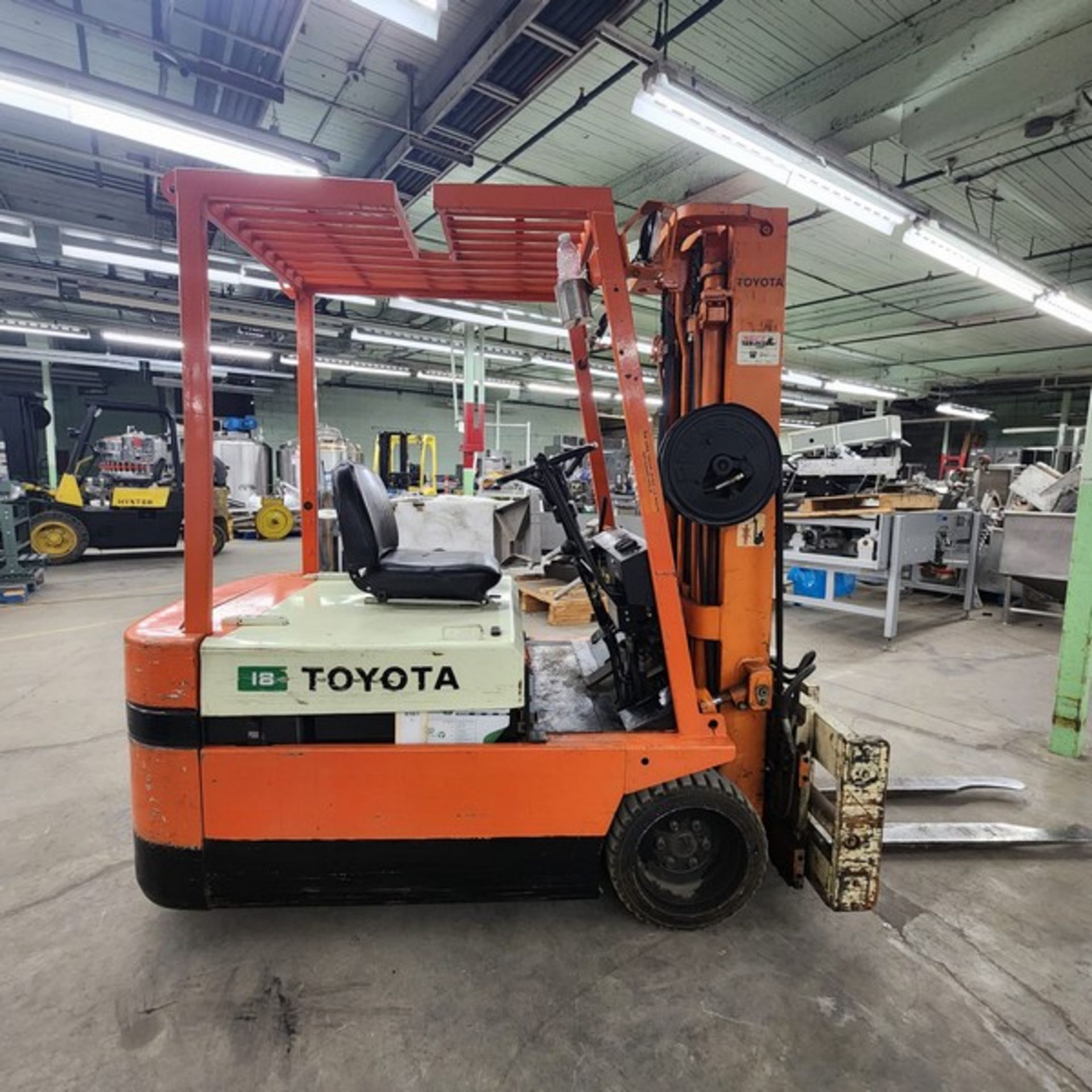 Toyota Electric Fork Lift Truck, Model MCLX23, 2600 lb Capacity. (Located Montreal) (Loading Fee $ - Image 10 of 10