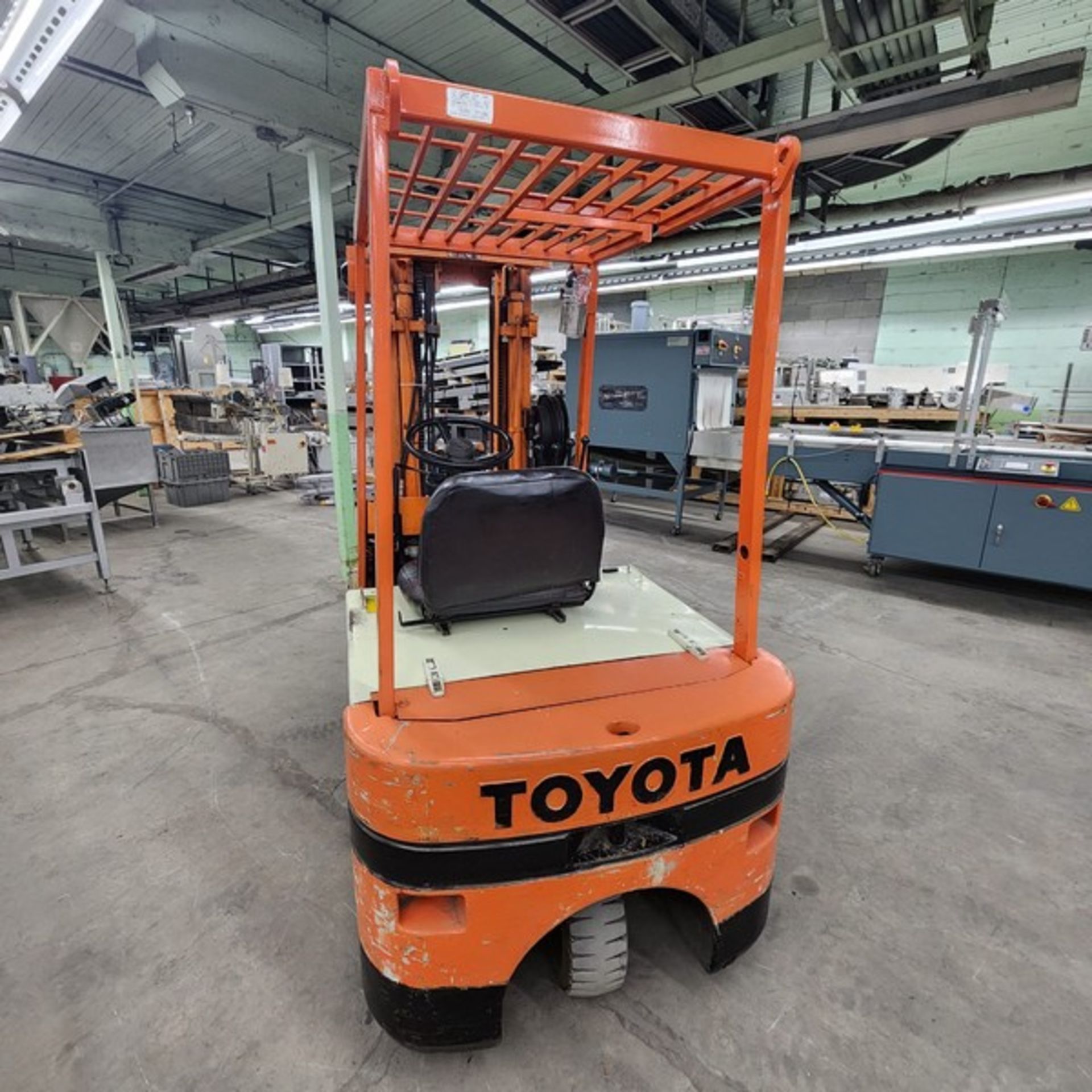 Toyota Electric Fork Lift Truck, Model MCLX23, 2600 lb Capacity. (Located Montreal) (Loading Fee $ - Image 2 of 10