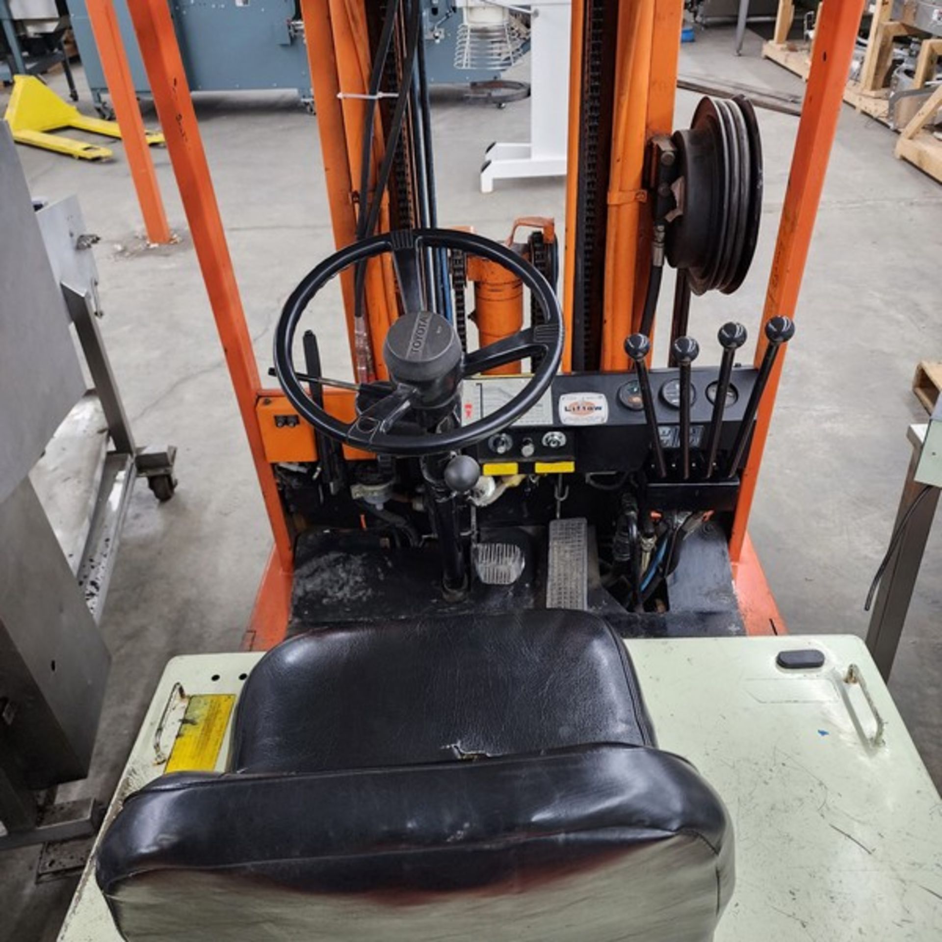 Toyota Electric Fork Lift Truck, Model MCLX23, 2600 lb Capacity. (Located Montreal) (Loading Fee $ - Image 6 of 10