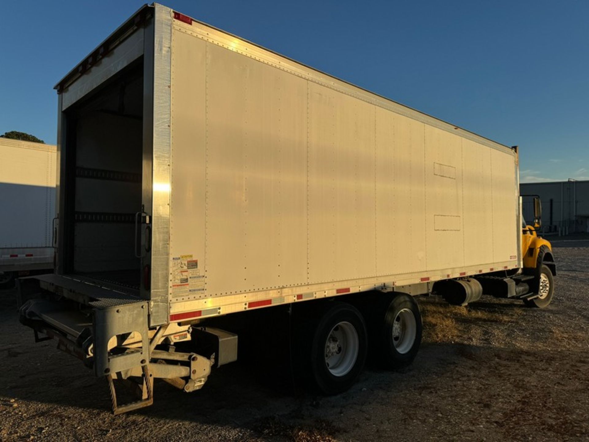 2012 International 26 ft. Refrigerated Box Truck,Built by Navistar, M/N 7600 SBA 6x4 2010, with - Bild 4 aus 29