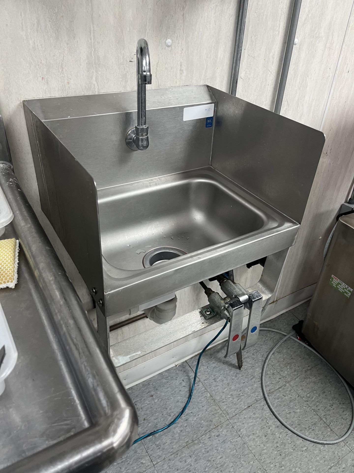 ONE BOWL STAINLESS STEEL SINK MODEL:NSFD032054 DIMS APPROX 48" L 29" W 40" H - Image 2 of 2