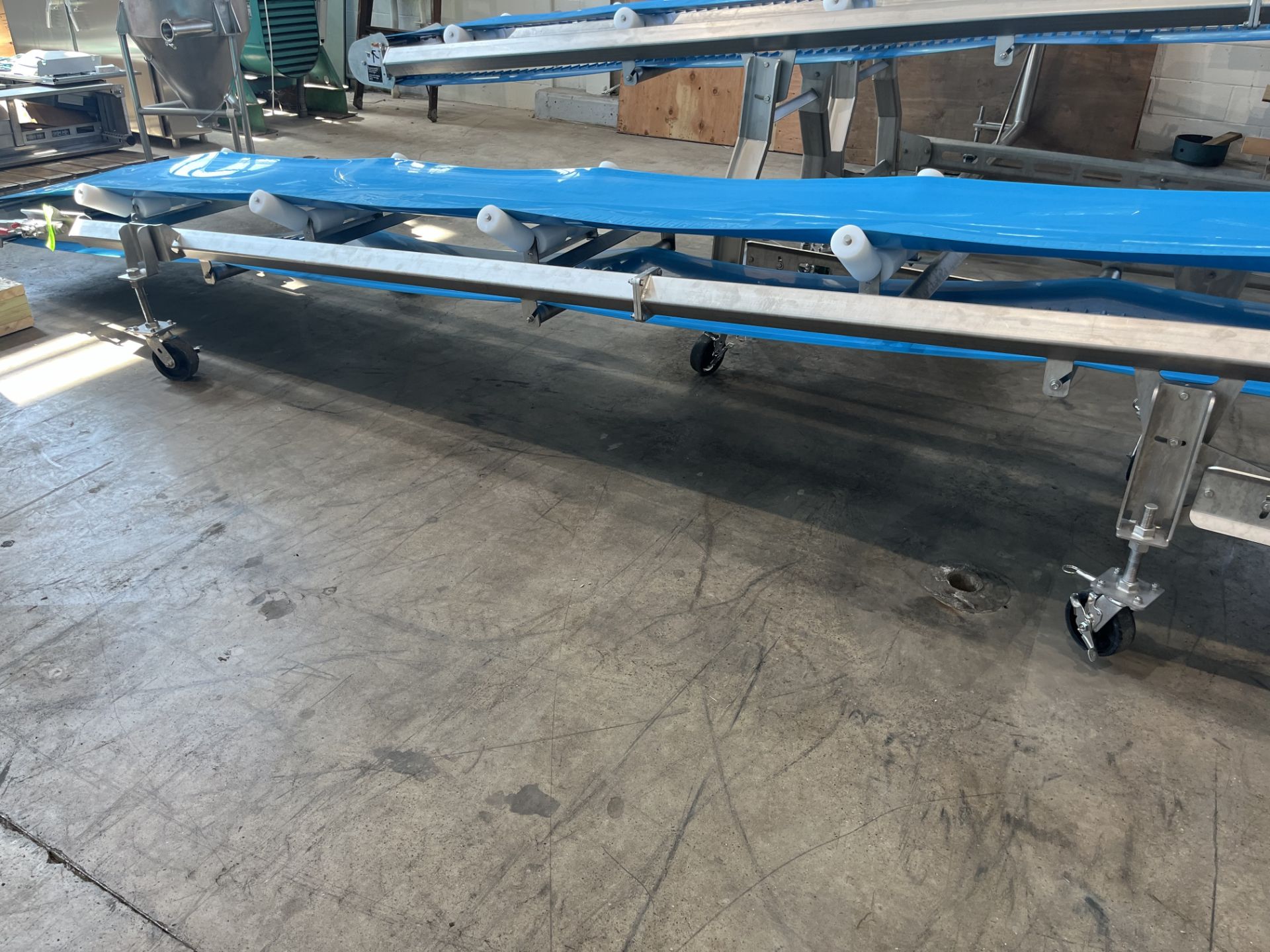 CONVEYOR COMPONENT SYSTEMS PORTABLE INCLINE CONVEYOR WITH TROUGHING IDLERS, APPROX. 330 IN. L X 23 - Image 10 of 10